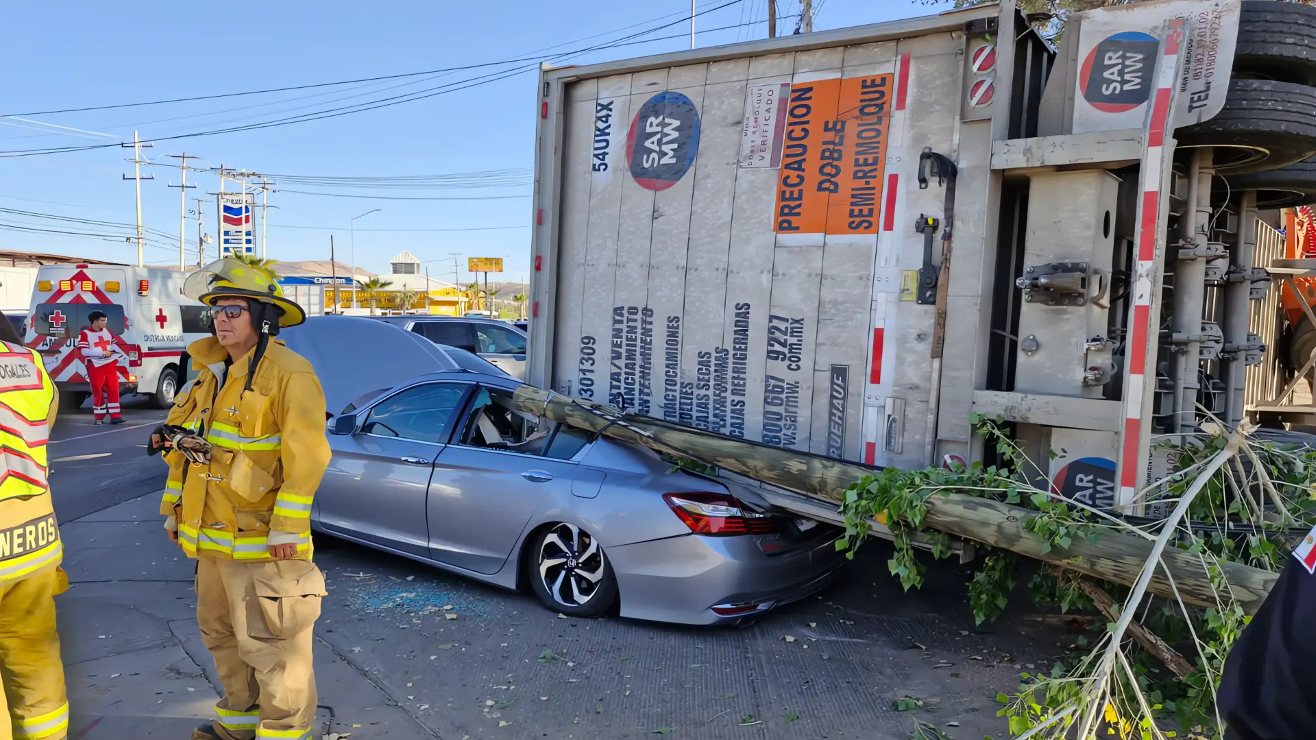 Conductora escapa ilesa tras caída de contenedor en Sams Club
