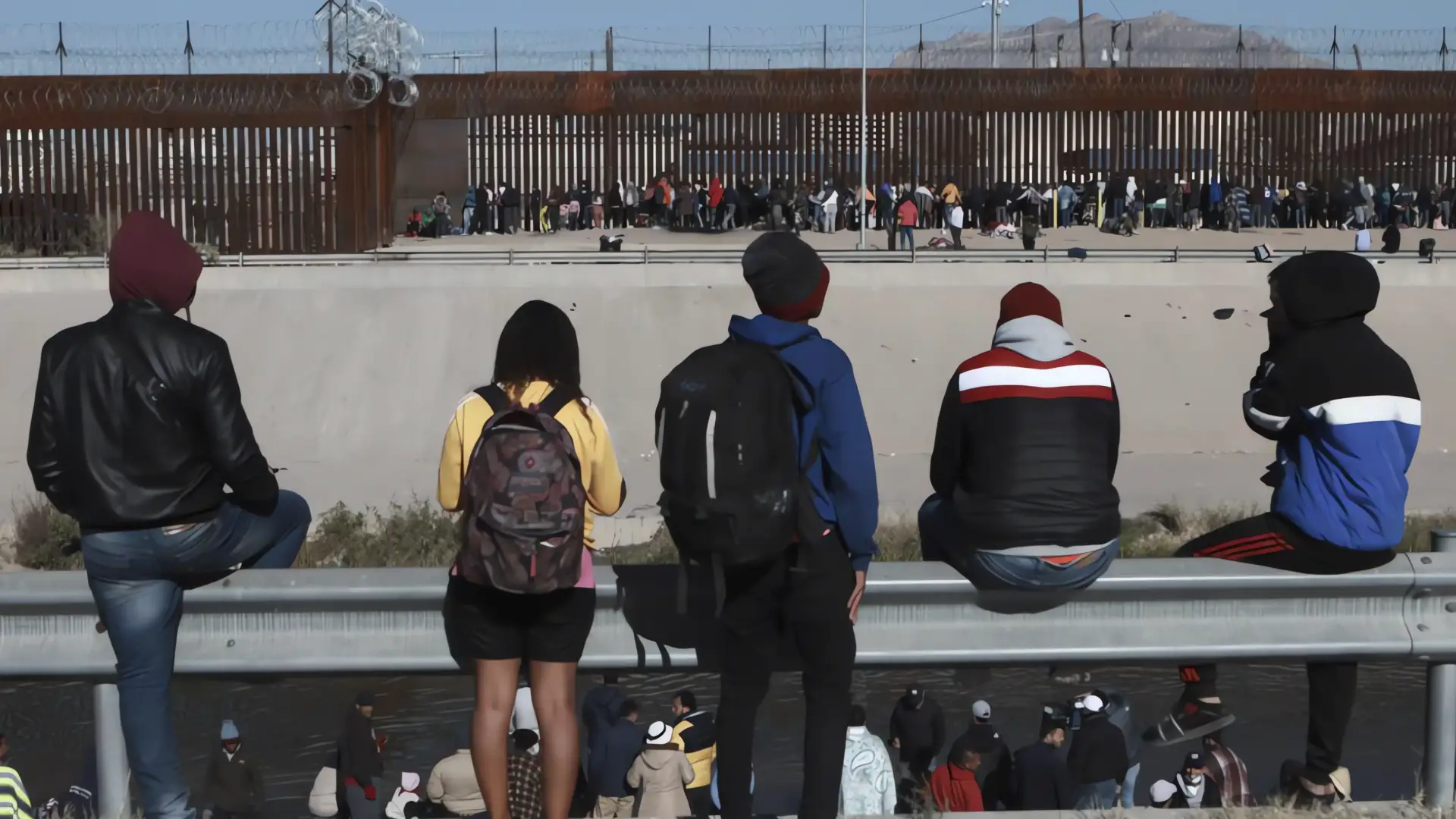 FEMA investiga posibles delitos de ONG que ayudan a migrantes en Texas y Arizona
