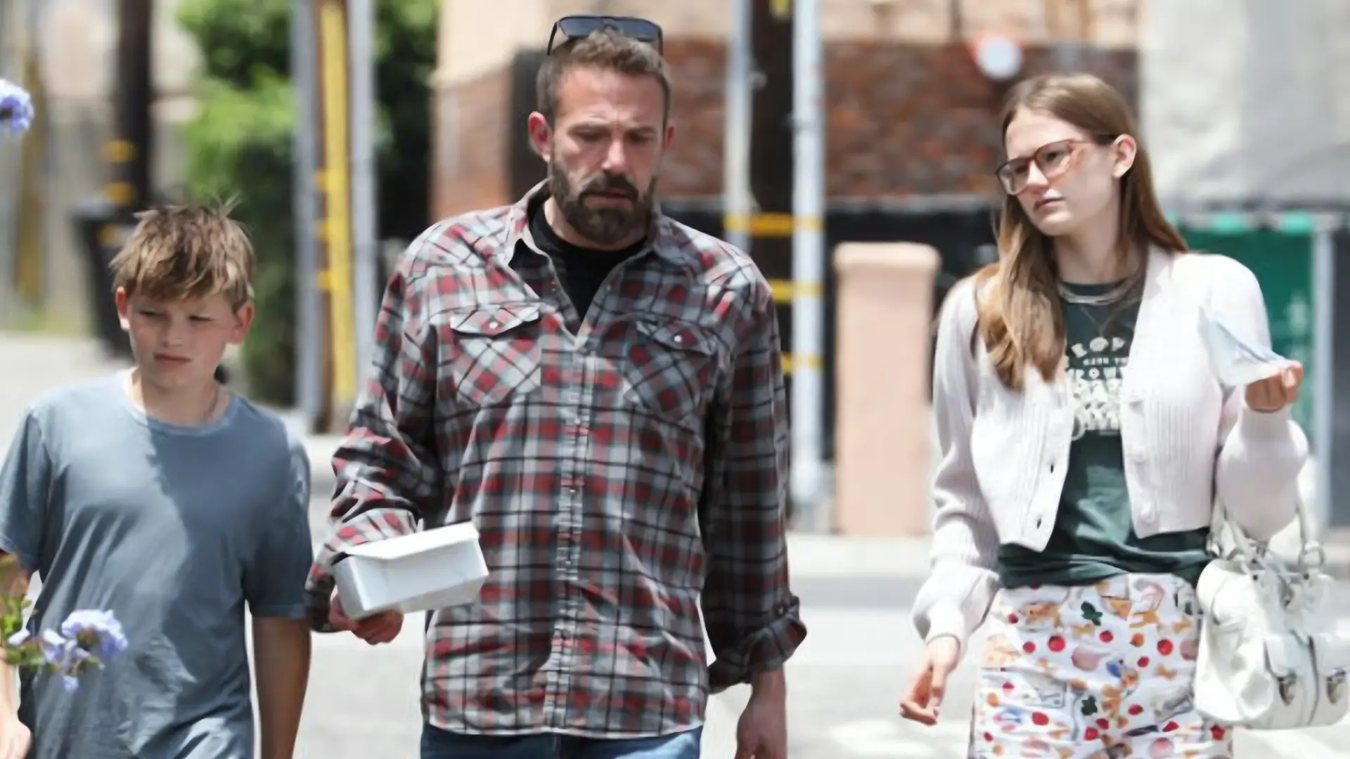 Ben Affleck disfruta un almuerzo familiar tras recientes noticias
