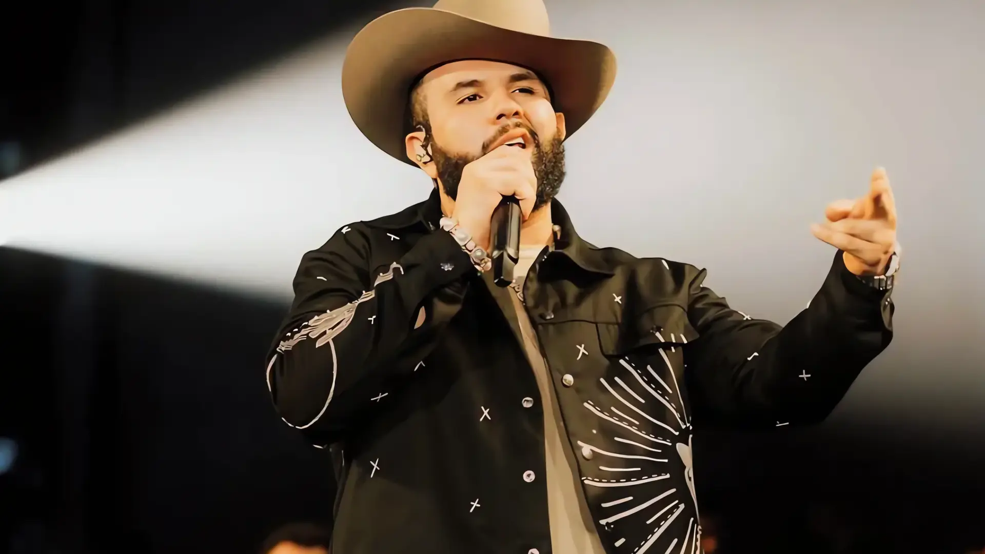 Carín León: Atardecer en un convertible hermosillense
