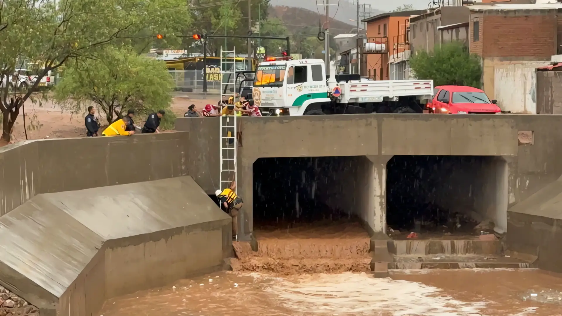 Hombre rescatado de embovedado inundado
