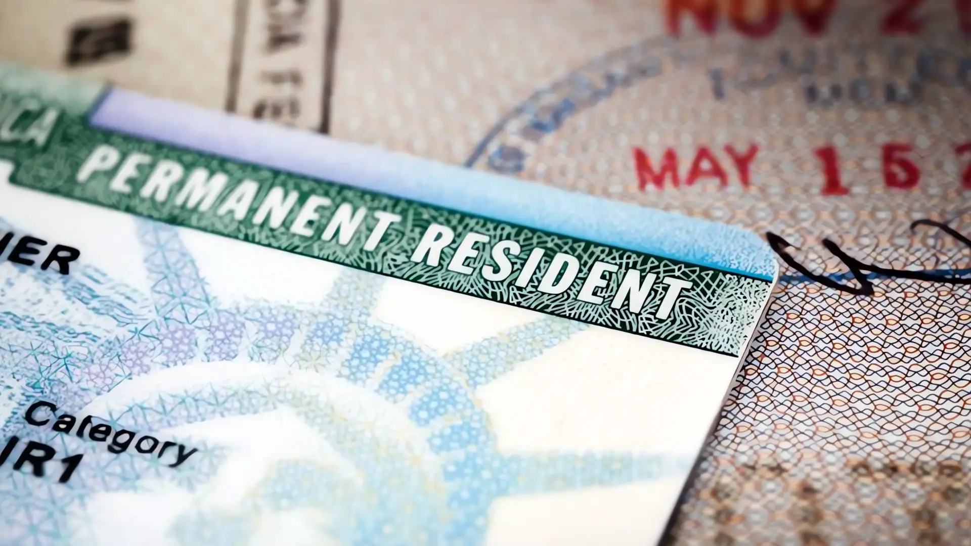 El Sueño Americano Verde: Guía para la Green Card y la Prevención de la Deportación
