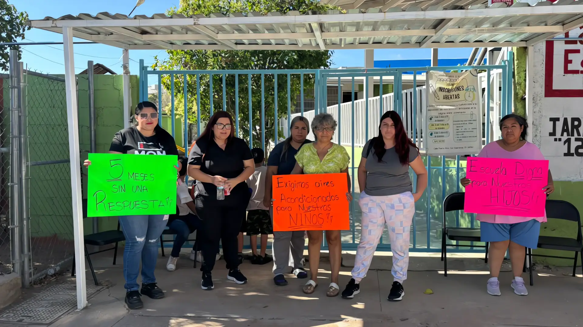 Madres de familia protestan en preescolar

