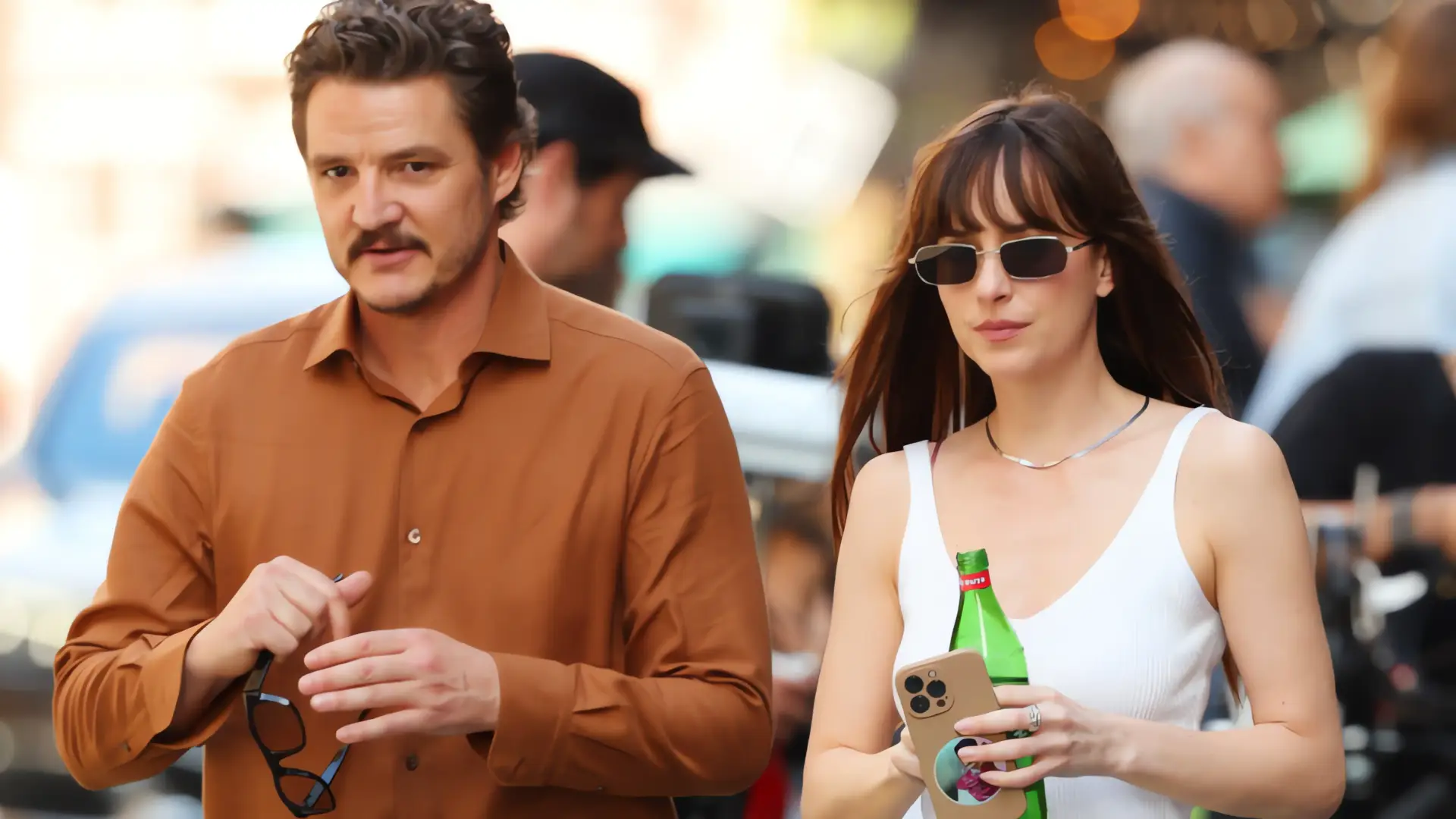 Dakota Johnson y Pedro Pascal: Confesiones de vestuario en el rodaje
