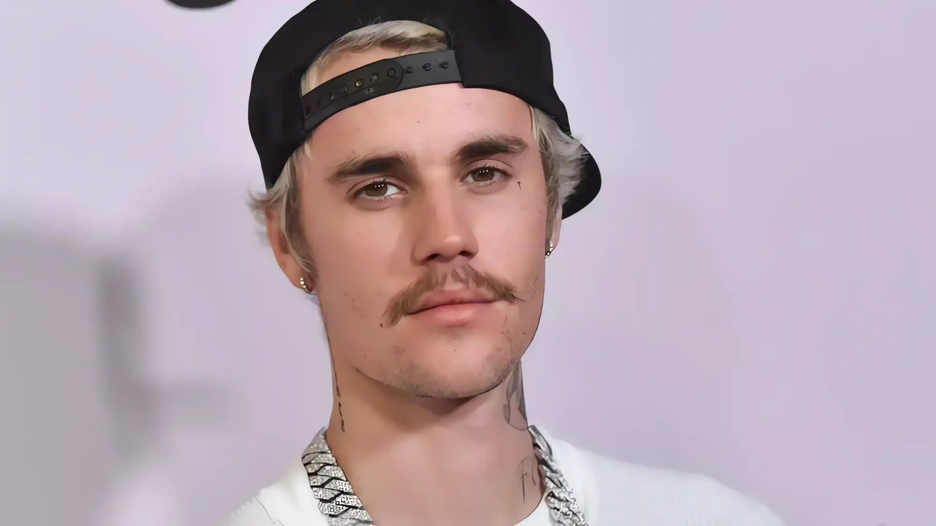 Bieber responde con sarcasmo a fan preocupado por su edad
