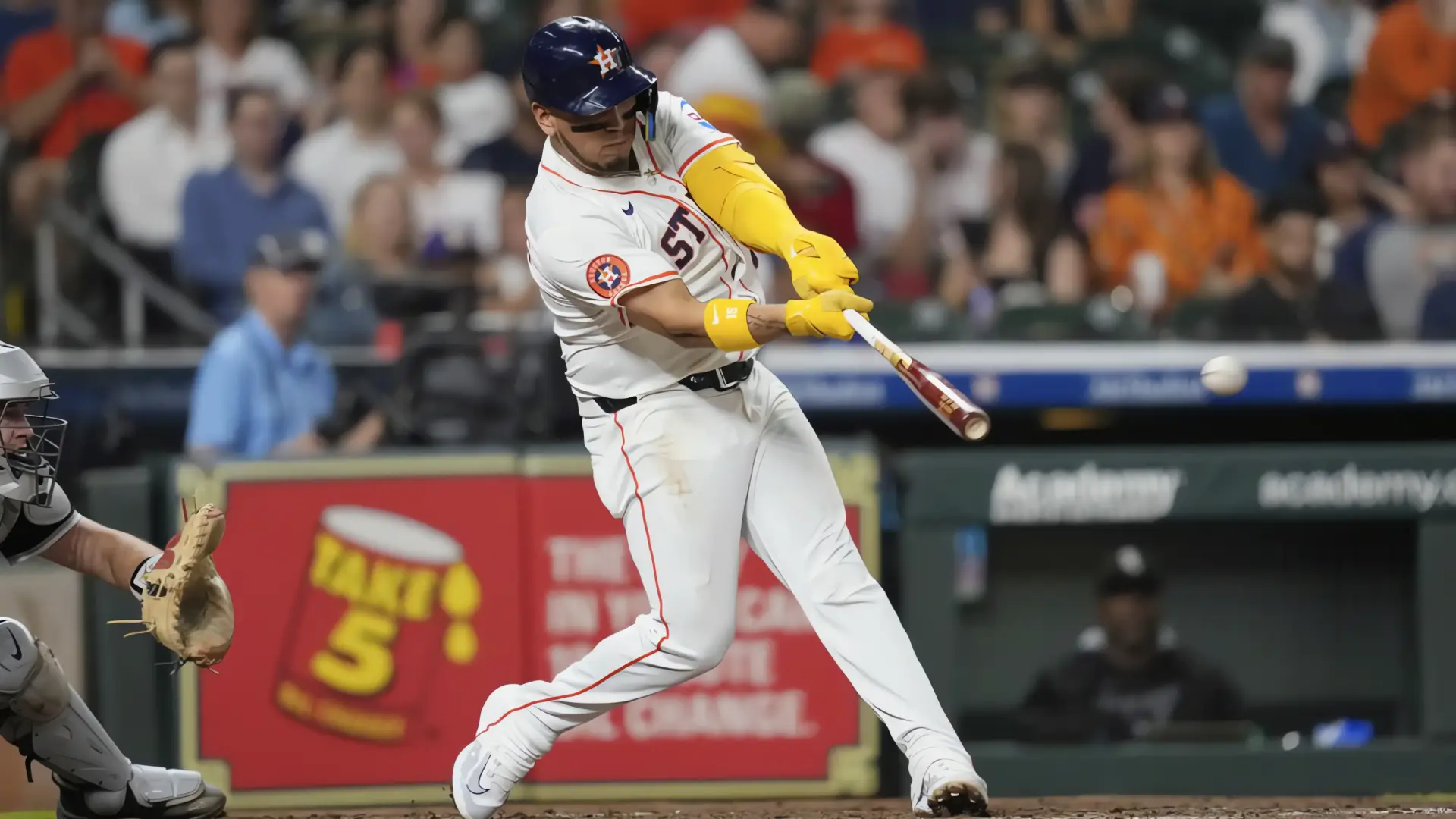 Astros apabullan a Medias Blancas 10-2

