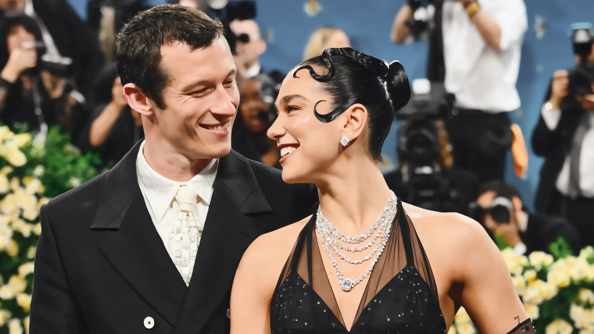Dua Lipa y Callum Turner, ¡Compromiso!

