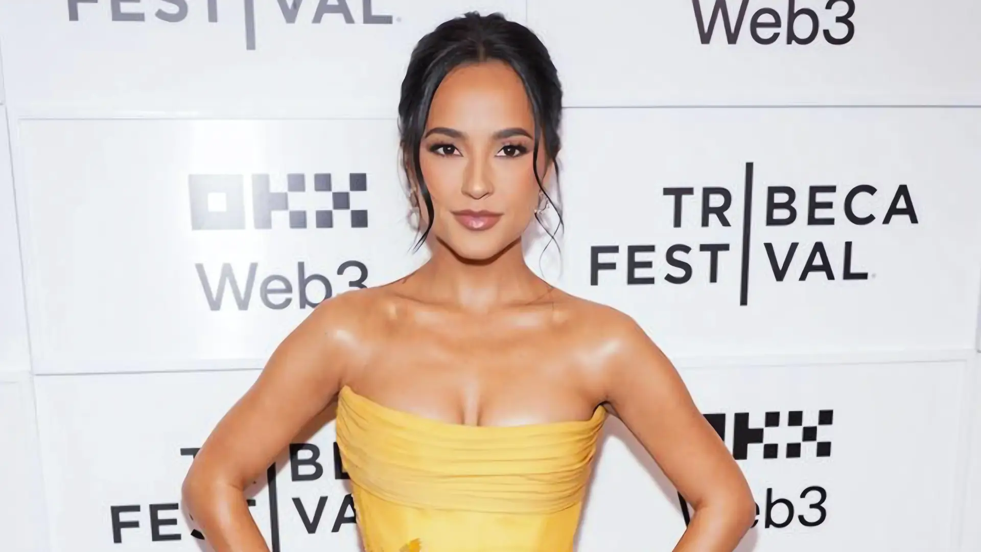 Becky G deslumbra en Tribeca
