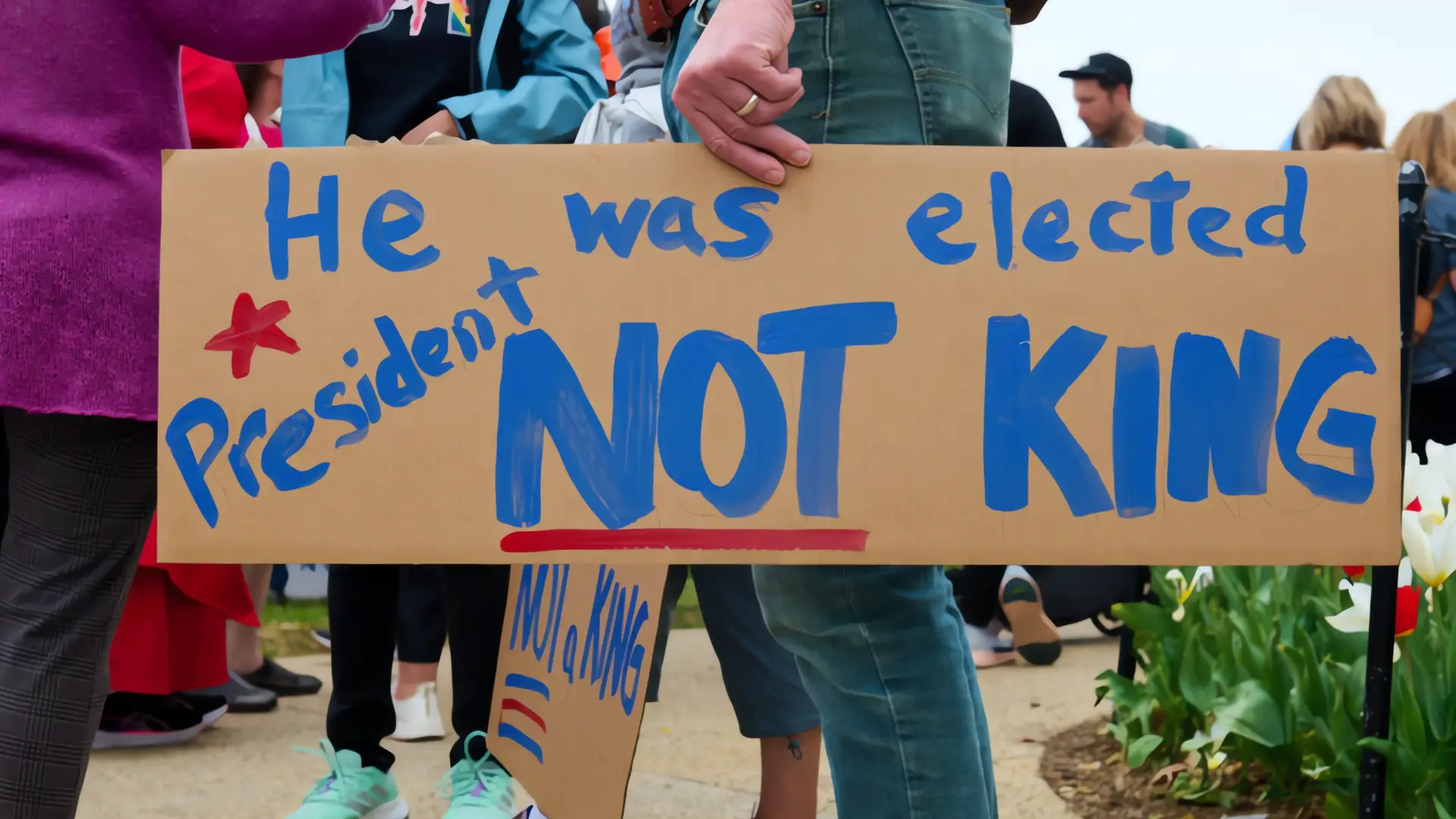 Cientos protestan contra la monarquía en Arizona
