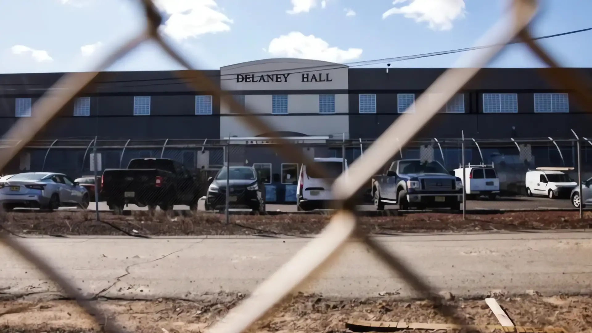 Escape masivo en centro de detención de Newark: cuatro detenidos se fugan
