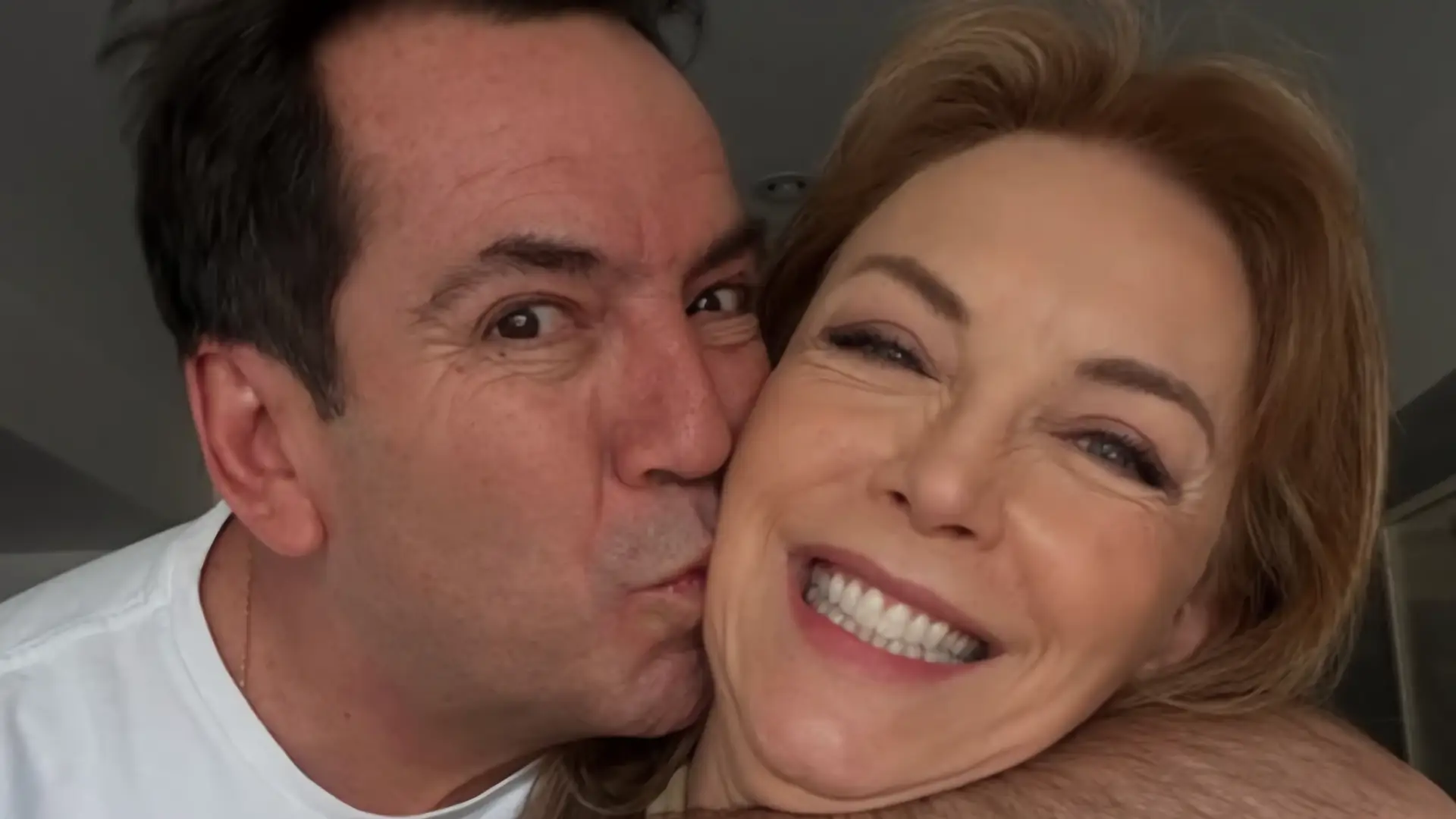 Laura Flores felicita a Lalo Salazar por el Día del Padre
