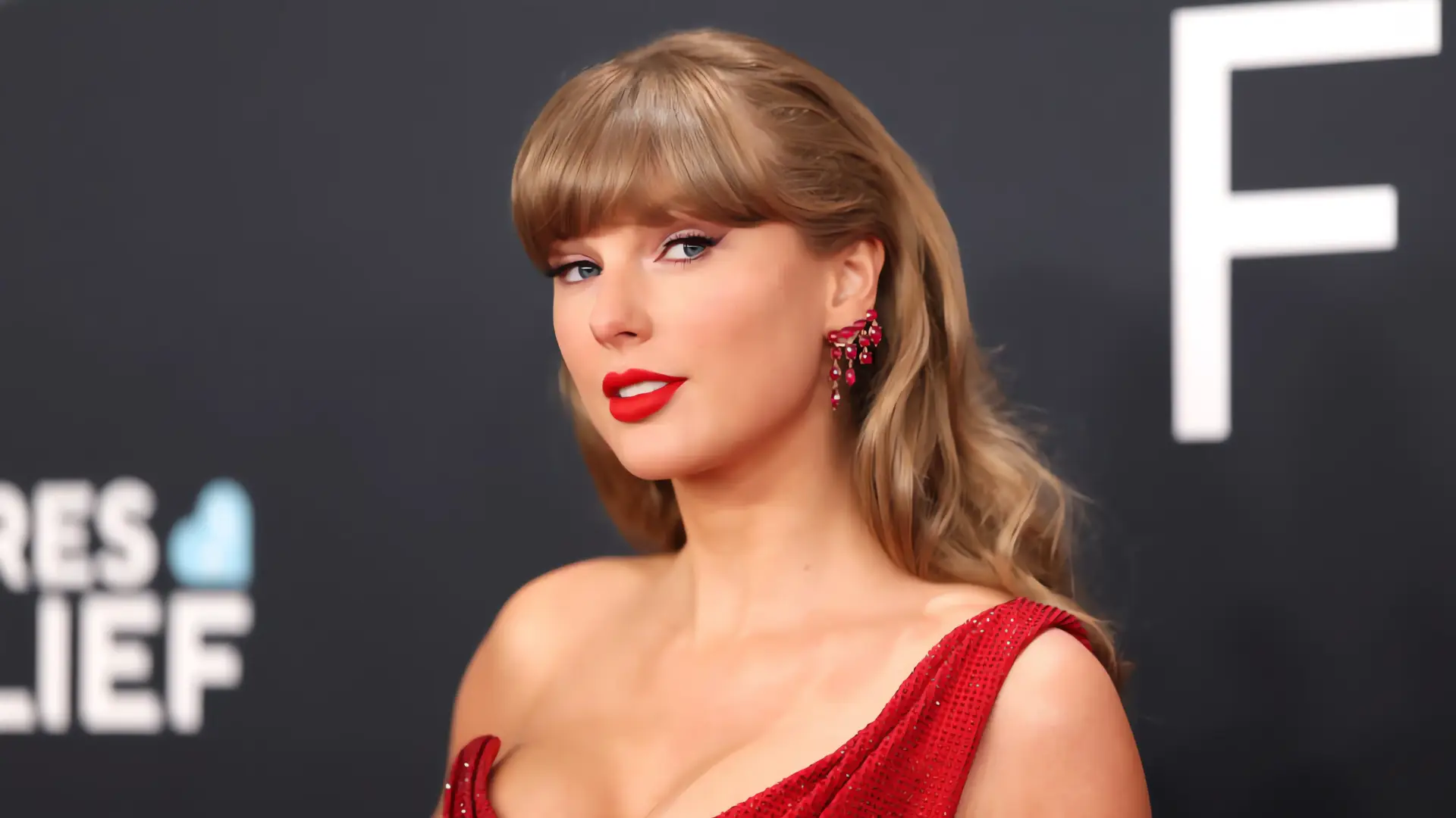 Taylor Swift deslumbra en los Playoffs de la Stanley Cup
