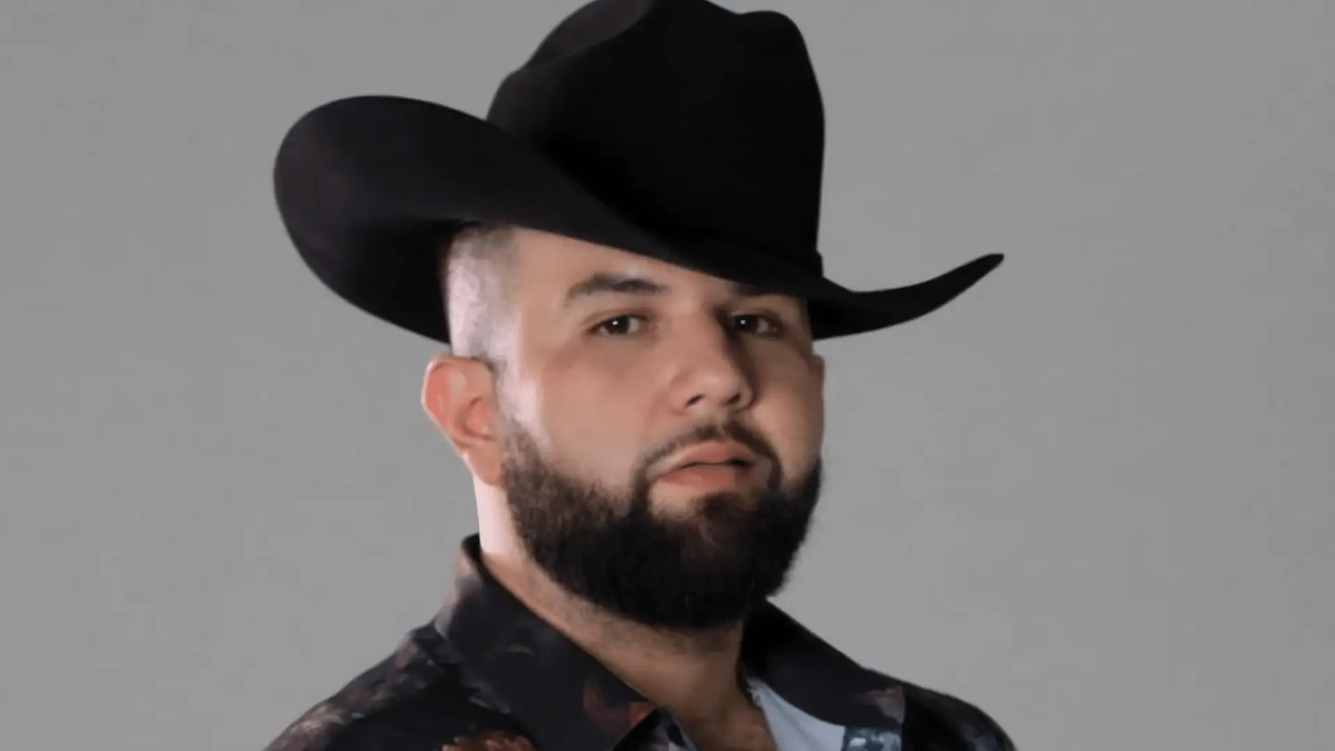 Carín León: "De Compás" se convierte en himno LGBTQI+
