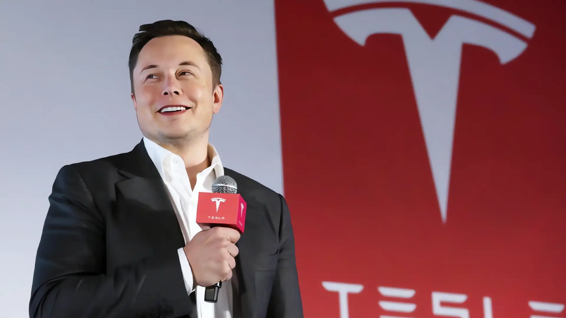 Alto ejecutivo abandona Tesla en medio de la crisis
