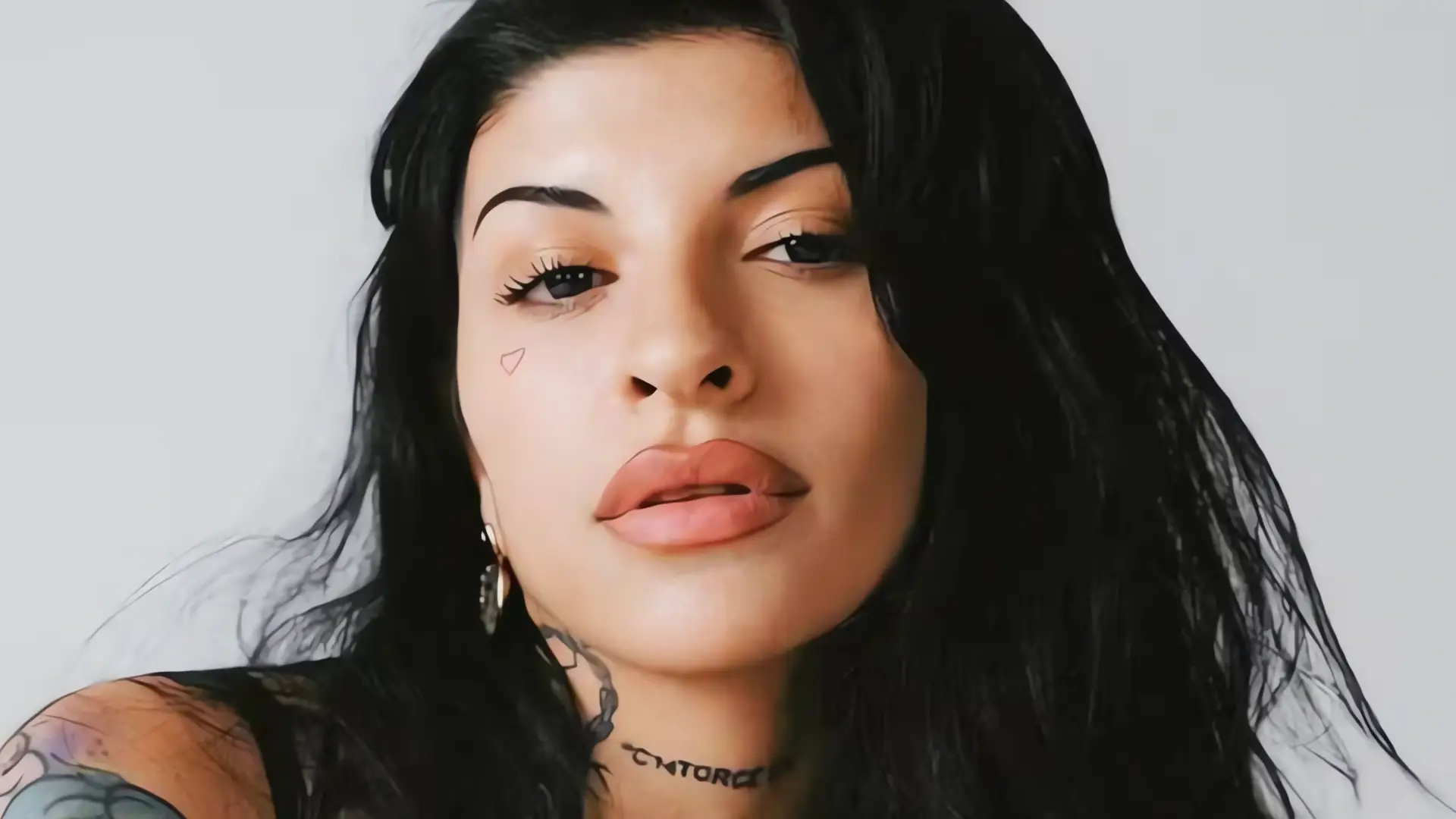 Cazzu supera a Lady Gaga en YouTube con "Con otra"
