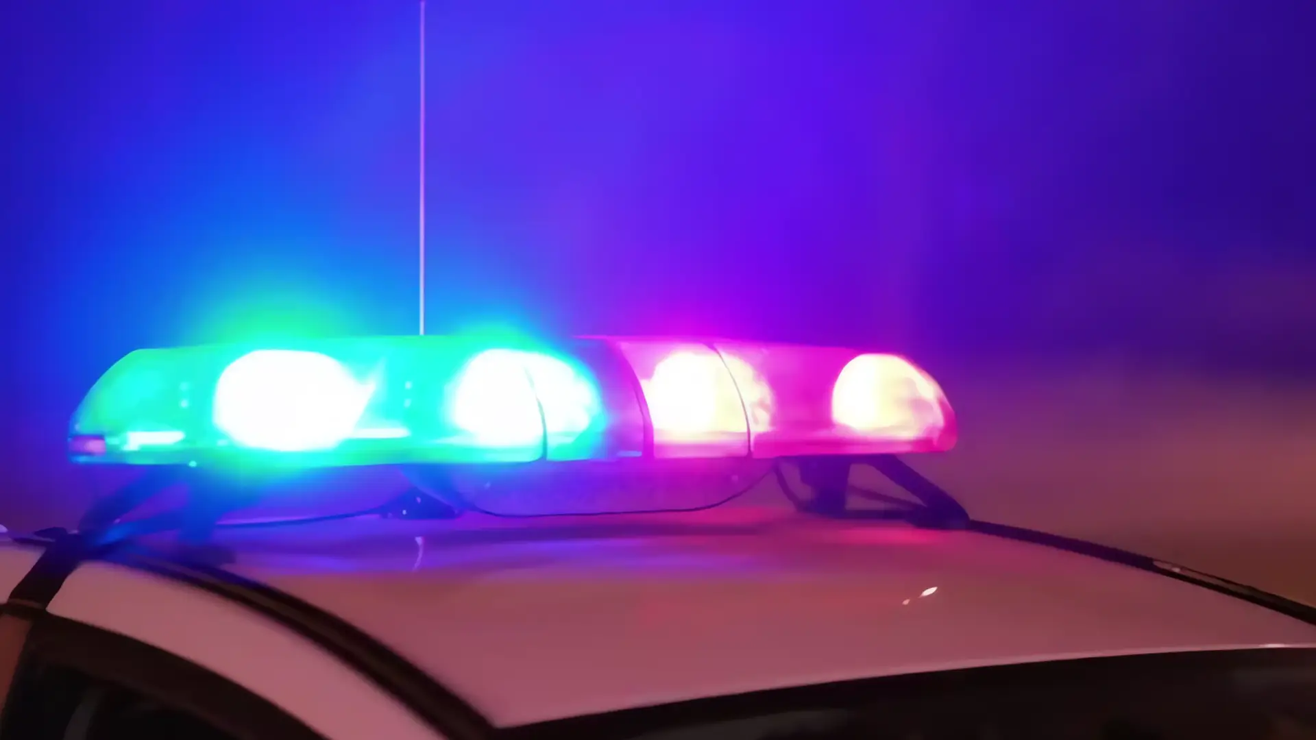 Padre abandona a cuatro hijos en auto a 51°C para ir a tienda para adultos
