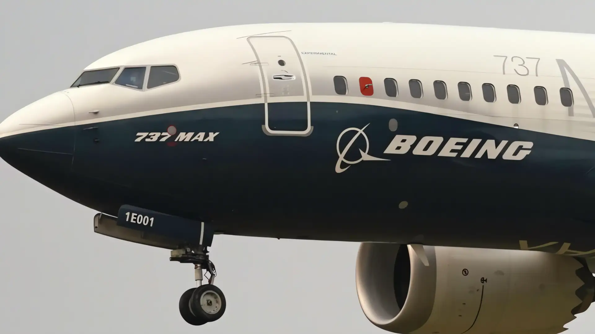Boeing revierte pérdidas, reporta aumento de ingresos
