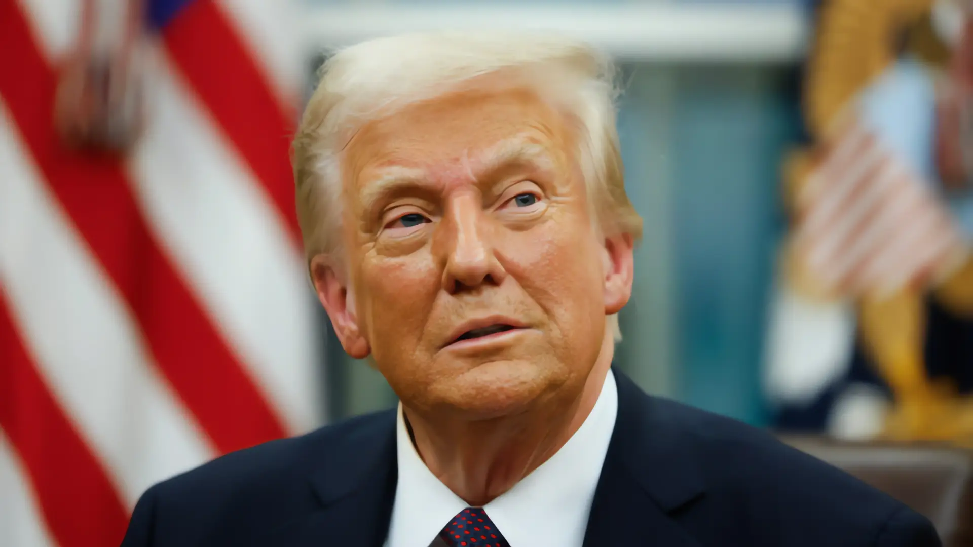 Trump amenaza a la industria tecnológica con aranceles históricos
