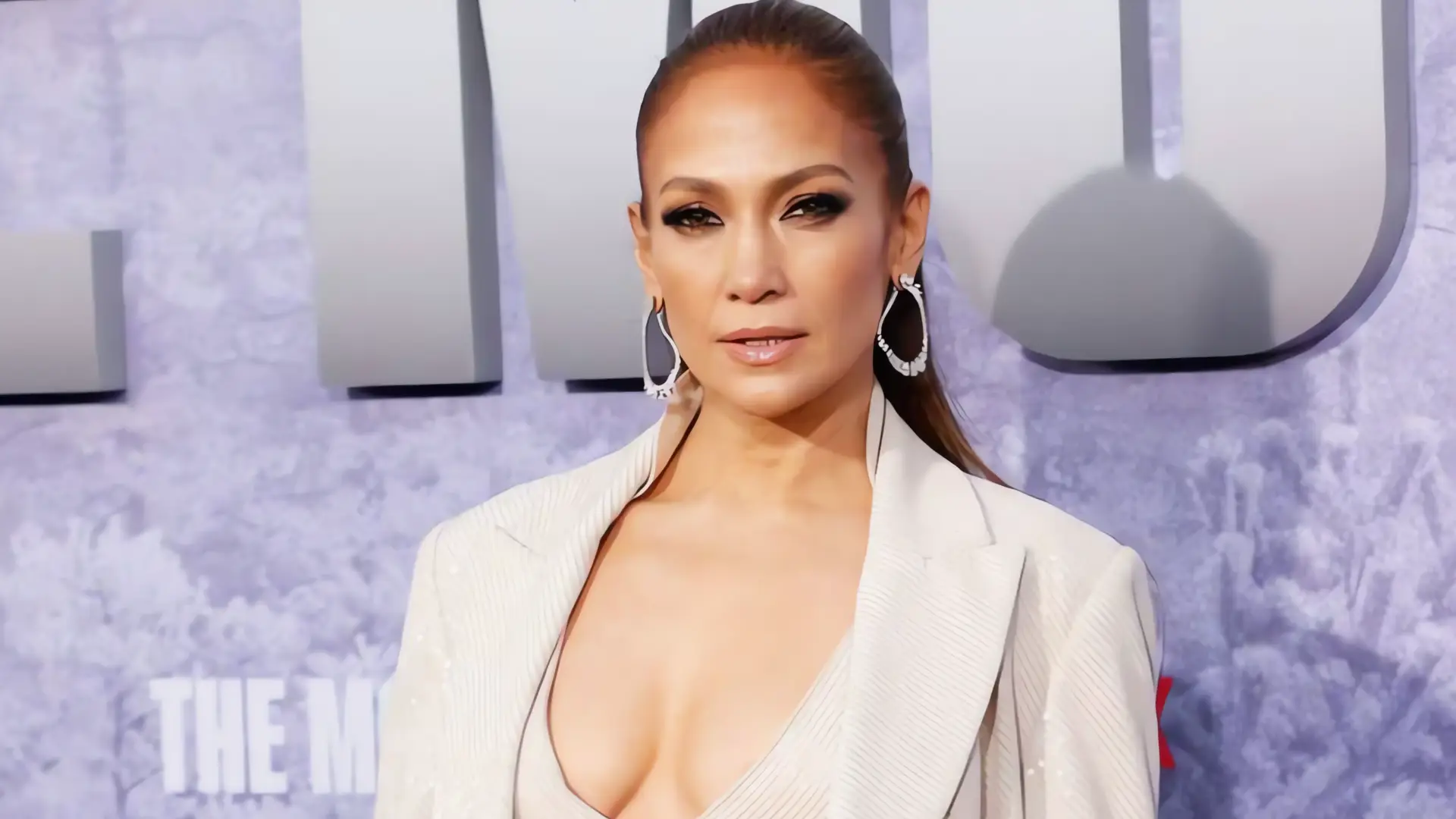 Jennifer Lopez mantiene la calma tras incidente en tienda Chanel de Estambul
