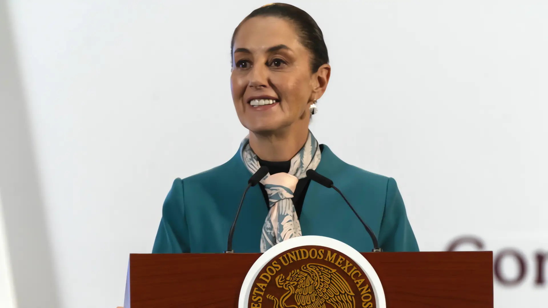 Sheinbaum y Pemex discrepan sobre desabasto de gasolina
