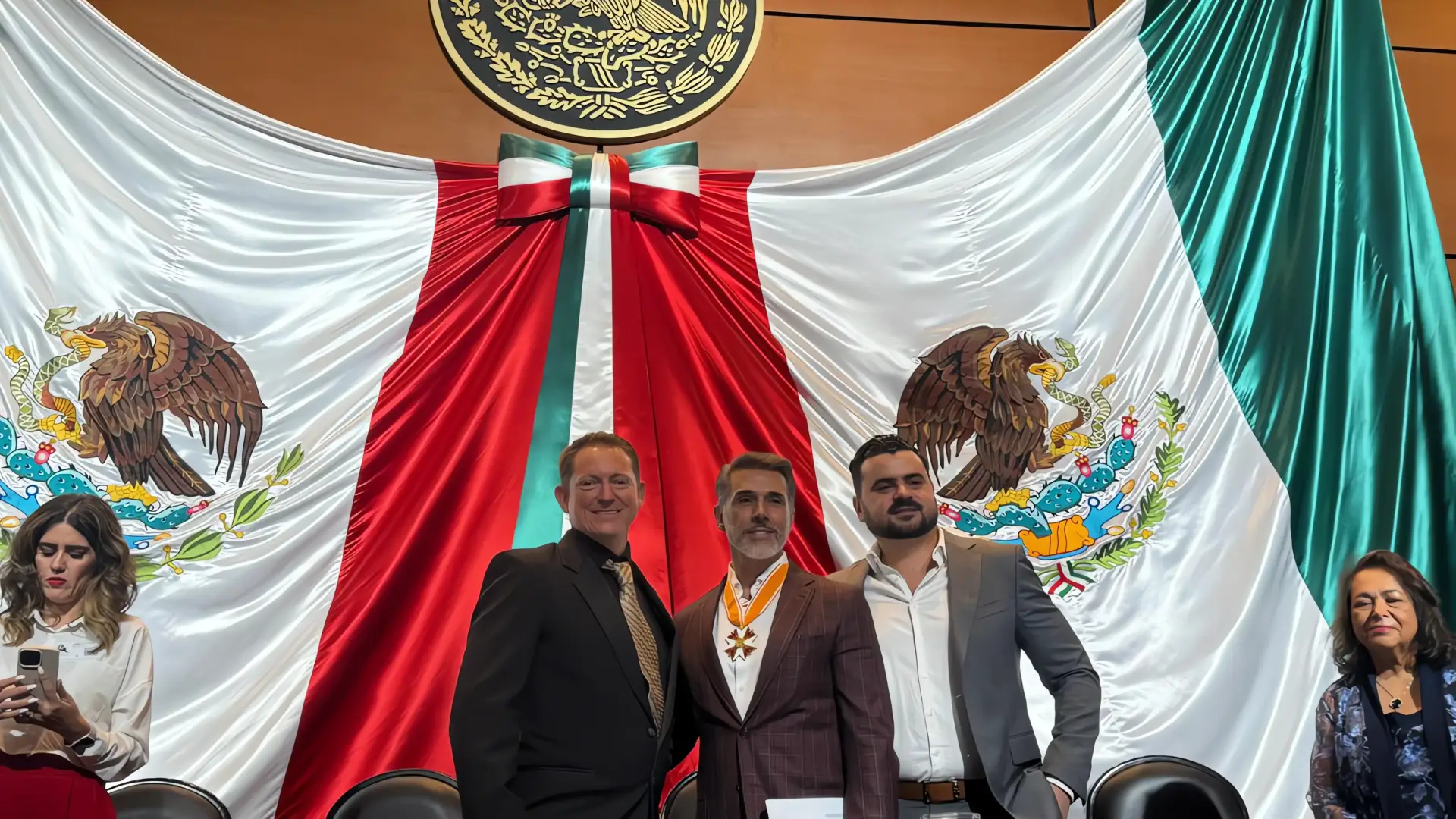 Nogalense recibe Medalla Cultura de Paz
