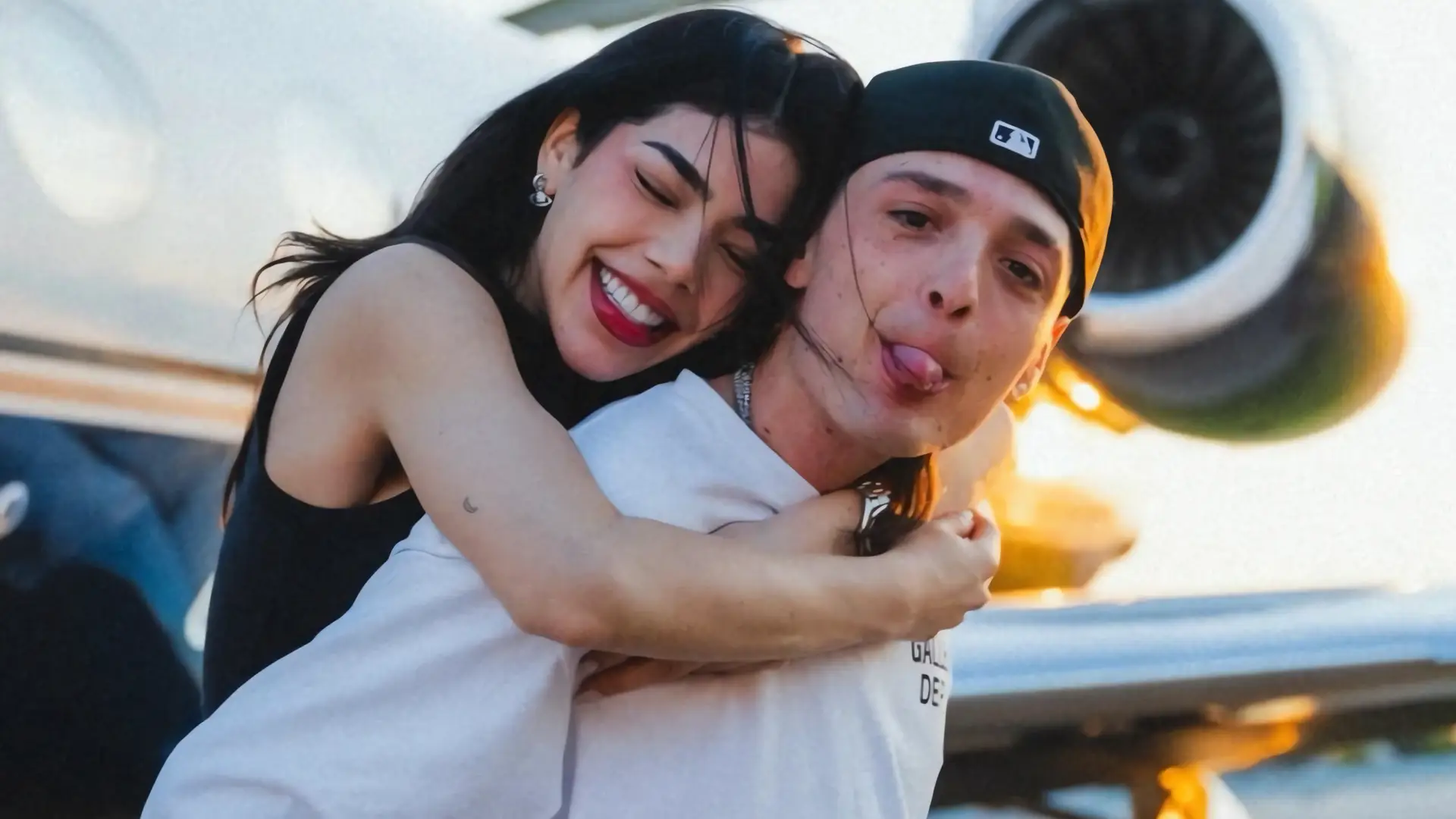 Beso entre Kenia Os y Peso Pluma sorprende en entrevista
