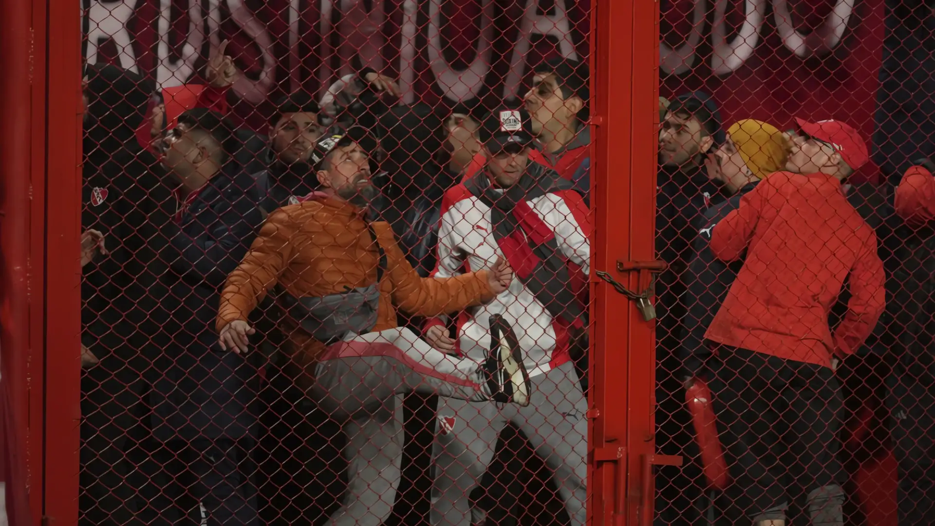 Brutalidad en Libertadores: Decenas de detenidos y heridos graves
