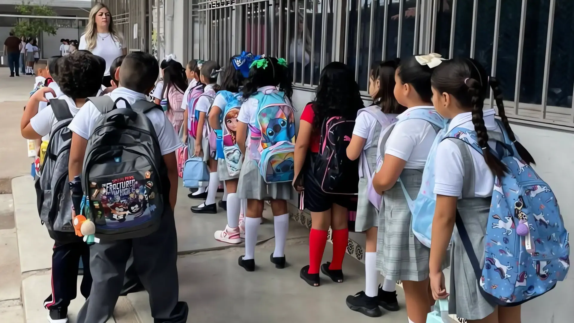 Miles de estudiantes regresan a clases
