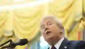 Trump ordena despliegue de Guardia Nacional en ciudades demócratas, enfrentando fuertes críticas
