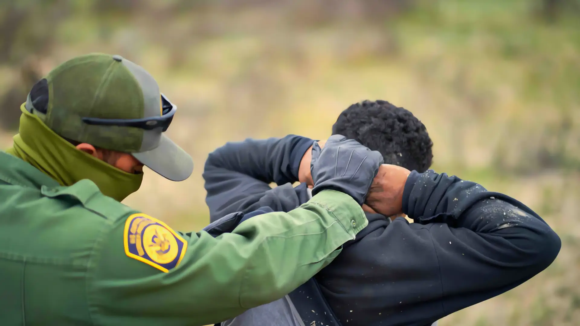 Migrantes hallados ocultos en camioneta de reparto en la frontera de Arizona
