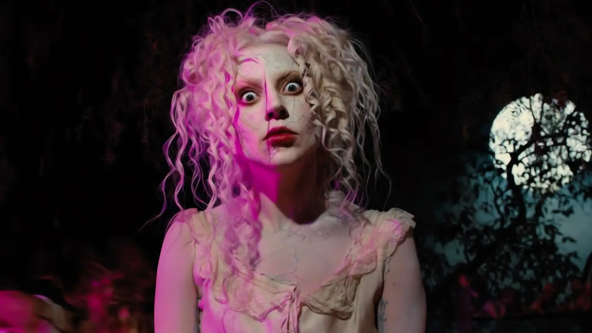 Lady Gaga filma videoclip en la Isla de las Muñecas para la serie de Merlina
