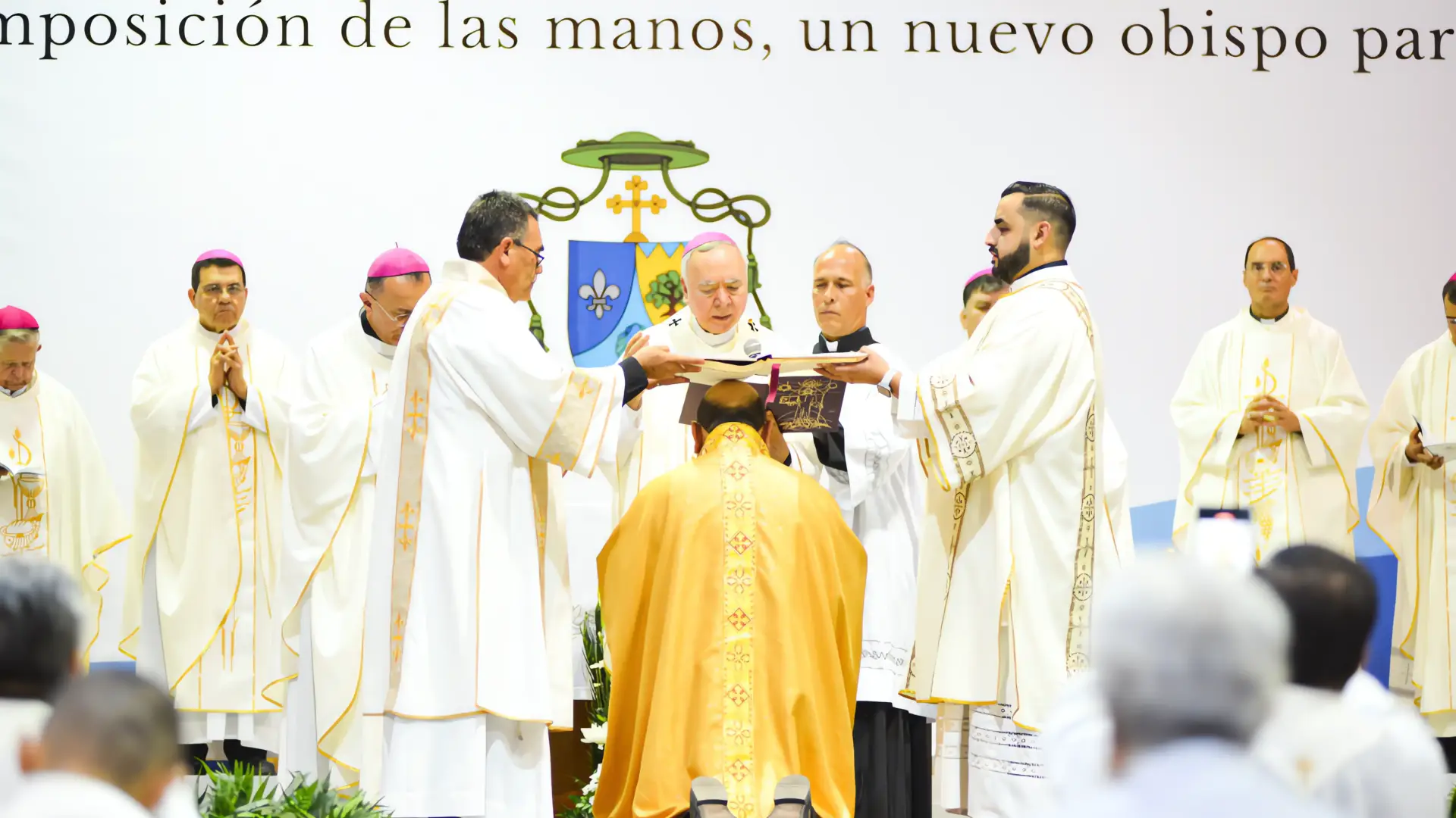 Consagración del Obispo de Nogales en ceremonia solemne
