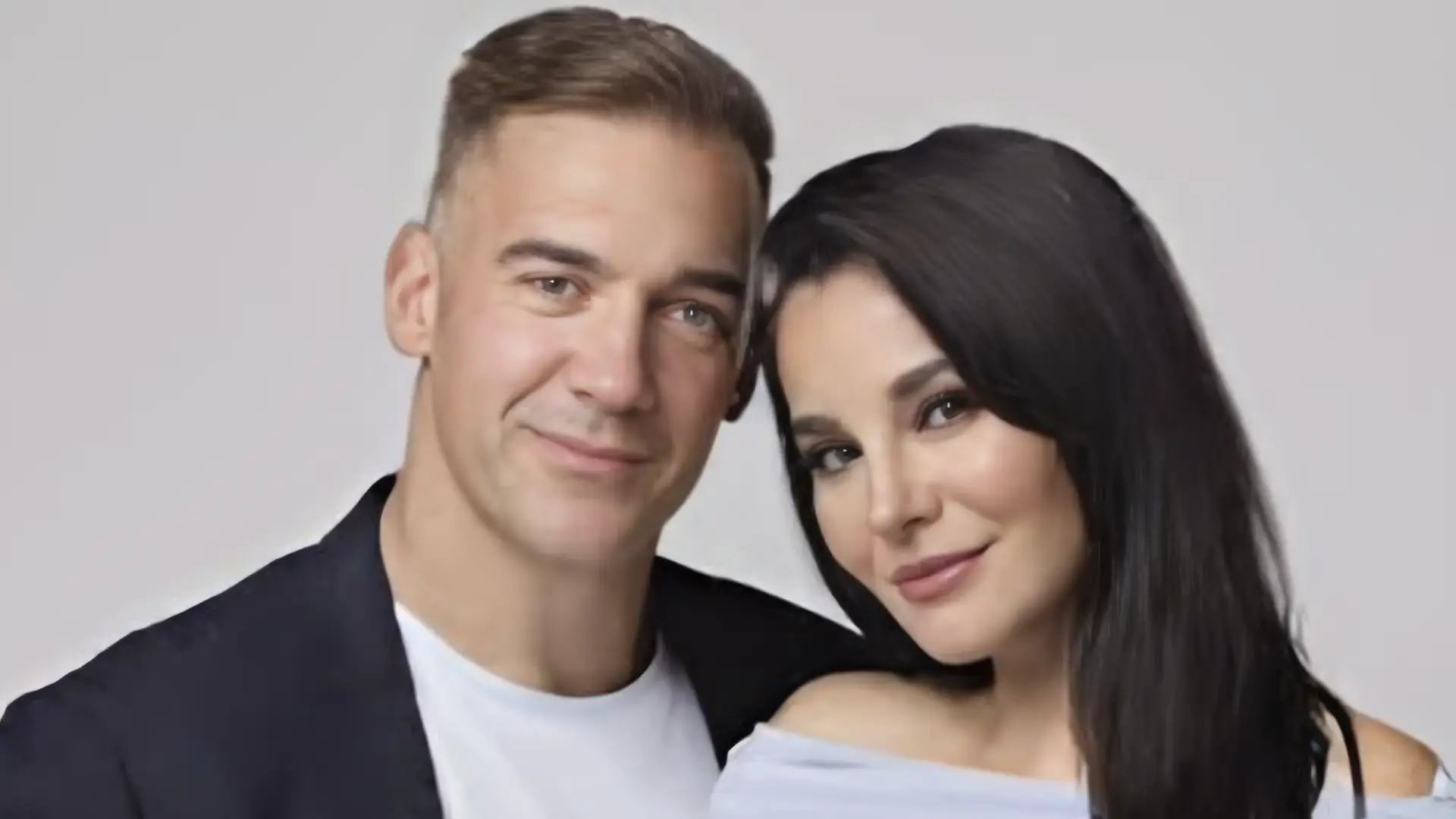 ¡Sorpresa! Martha Higareda y Lewis Howes esperan gemelas
