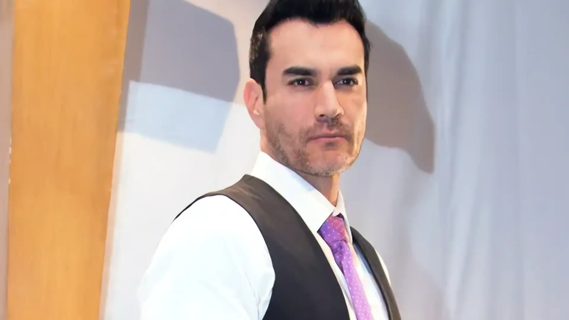 David Zepeda arremete contra reportero en rueda de prensa
