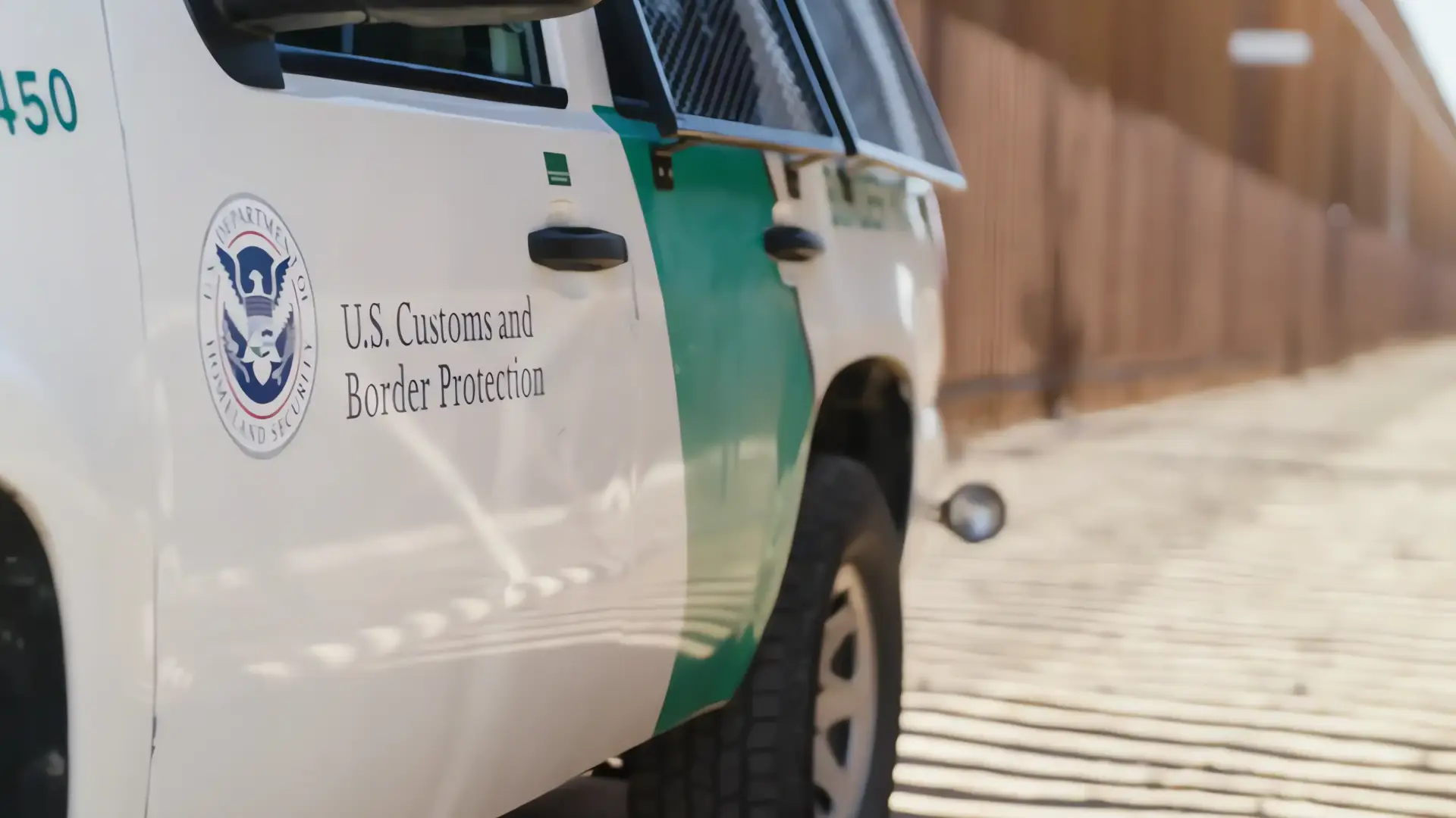 20 kilos de metanfetamina decomisados en auto en la frontera de Arizona