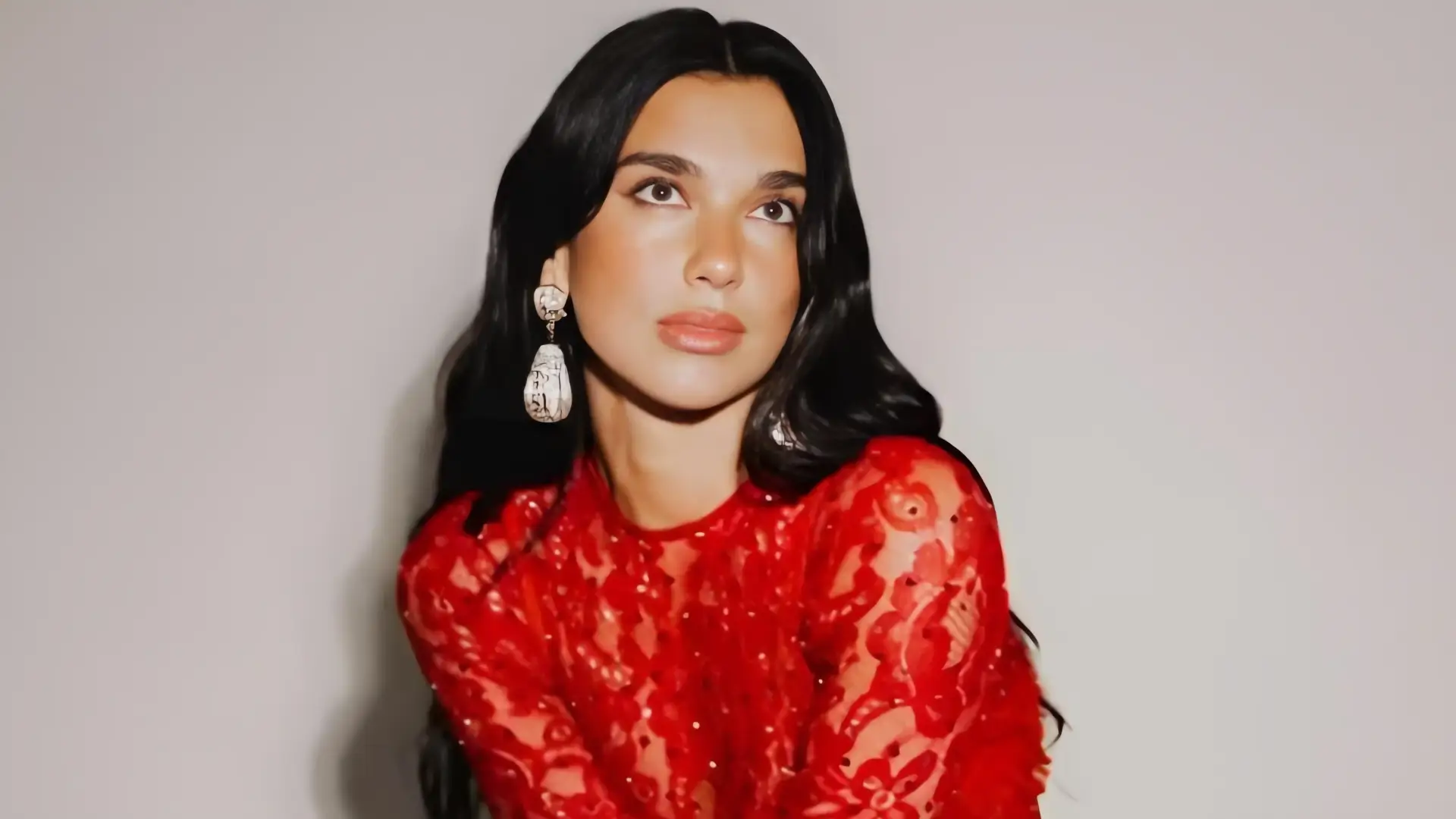 Dua Lipa se separa de su representante tras desacuerdo político en Glastonbury