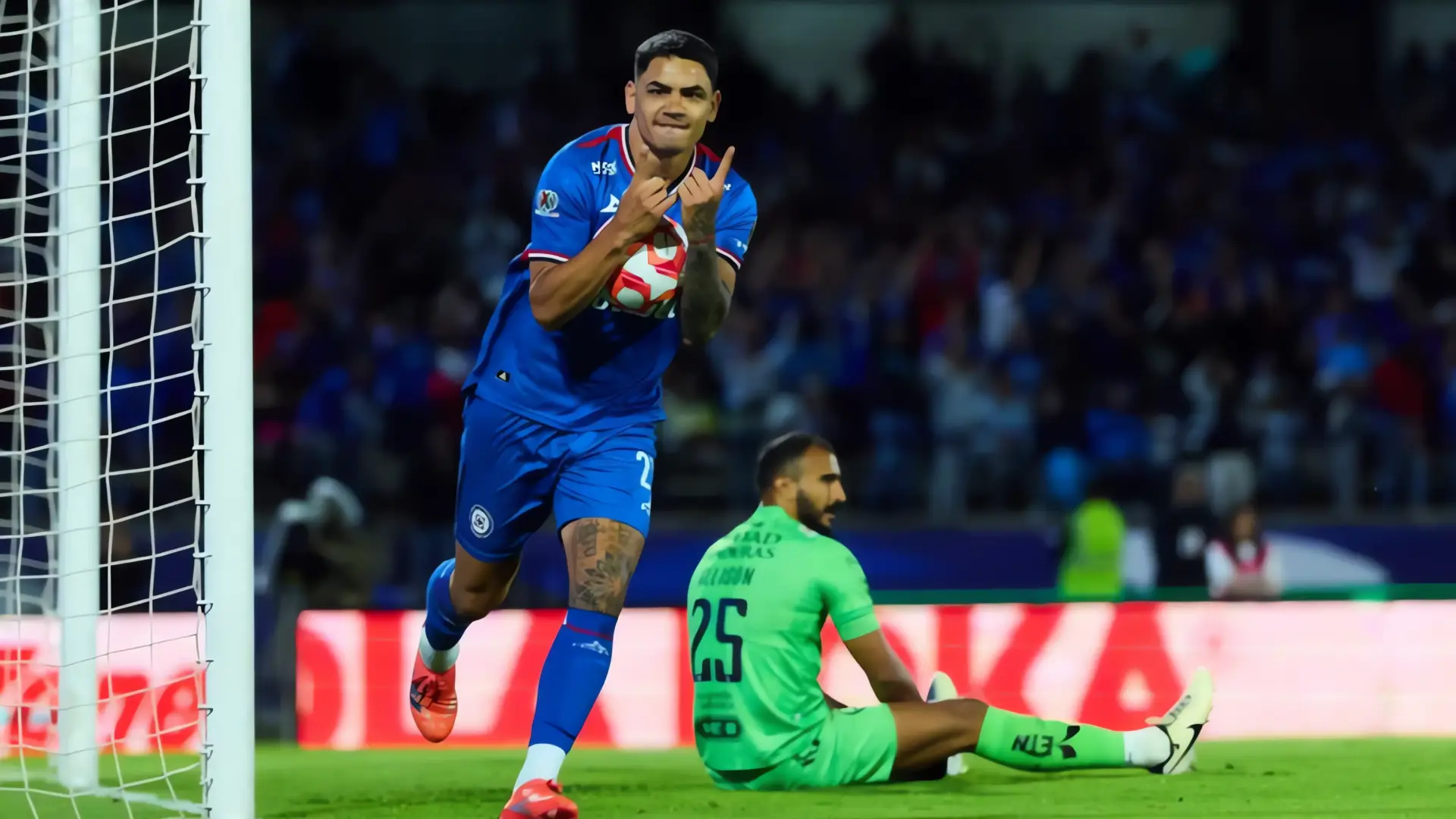 Cruz Azul alarga su invicto con agónico empate ante Querétaro