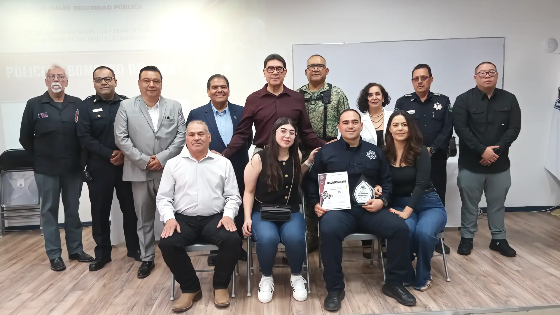 Reconocen a policías y bomberos en Nogales por su labor