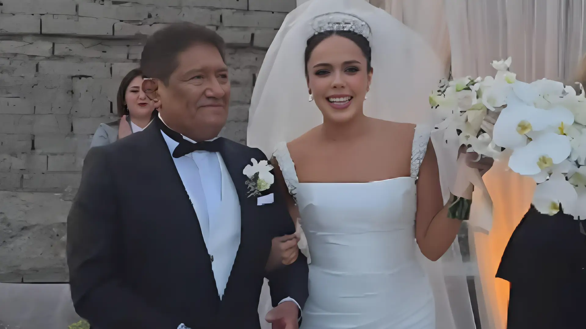 Juan Osorio y Eva Daniela se casan entre votos emotivos, fuegos artificiales y polémica por su edad