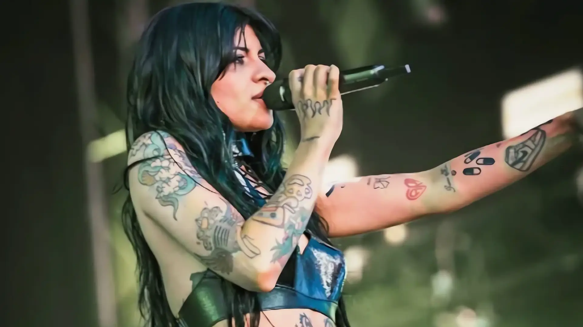 Cazzu lanza mensaje contra la toxicidad en redes durante su concierto, generando controversia viral