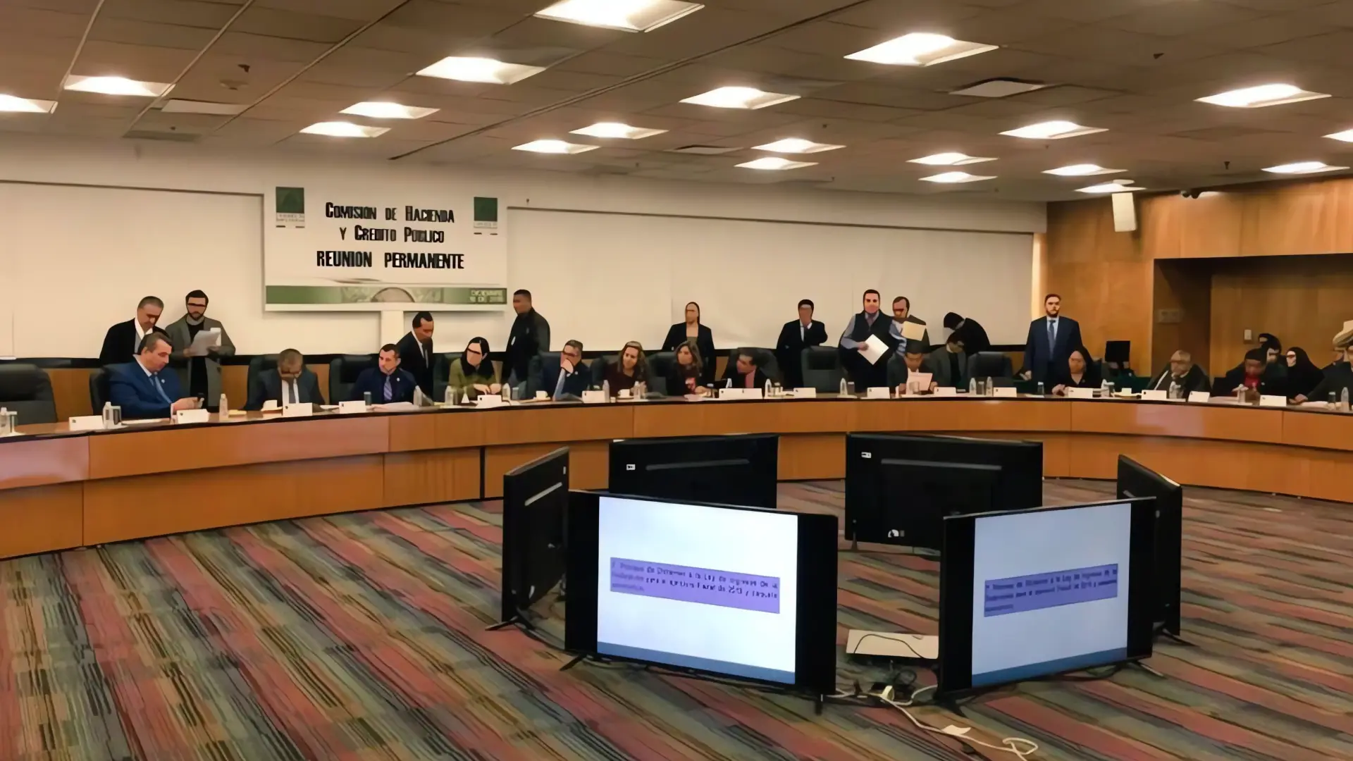 Comisión de hacienda aprueba aumento al IEPS y nuevas facultades al SAT; Controversia en diputados