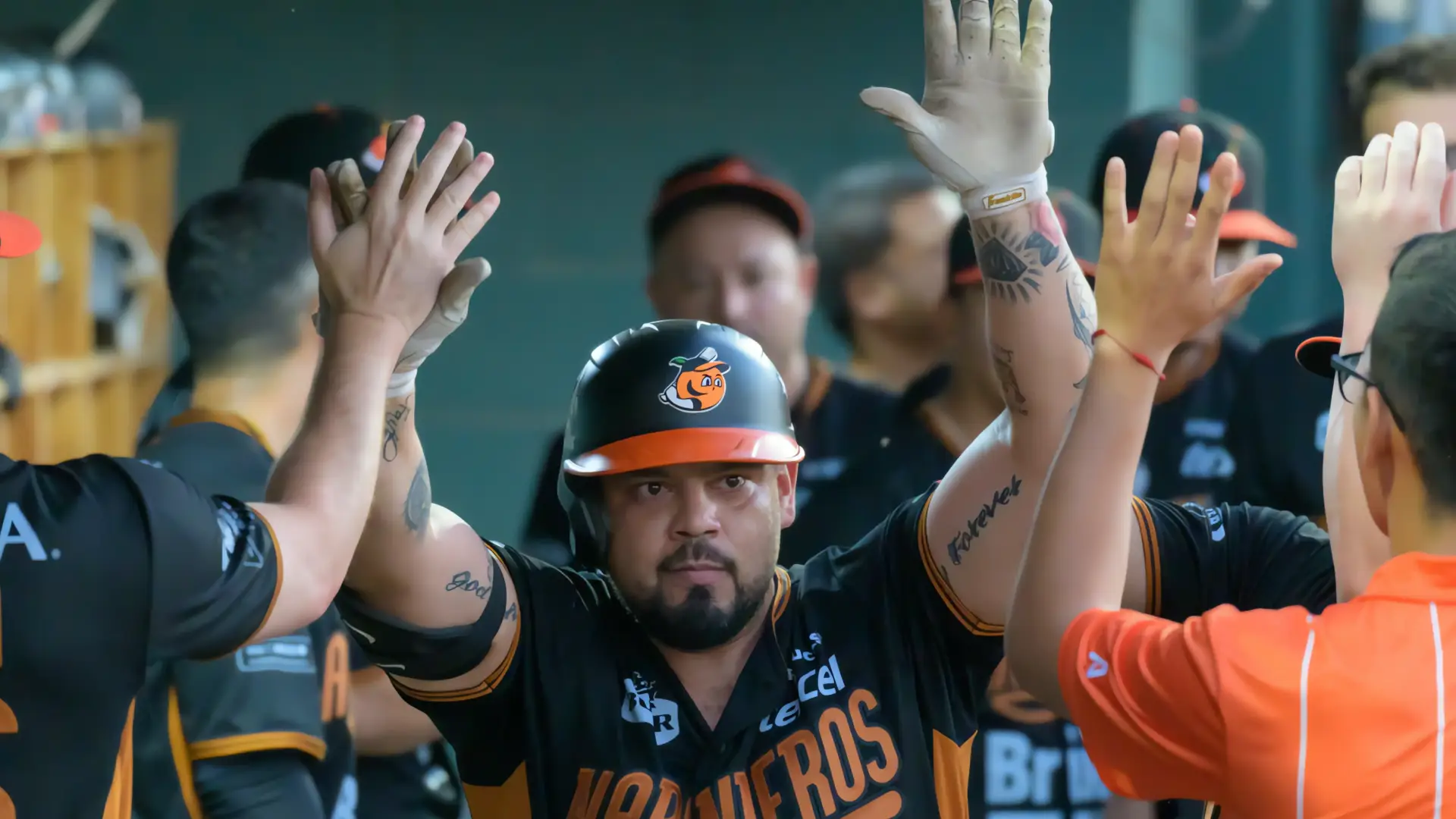 Los Naranjeros se imponen con cuatro jonrones y recuperan la cima de la tabla