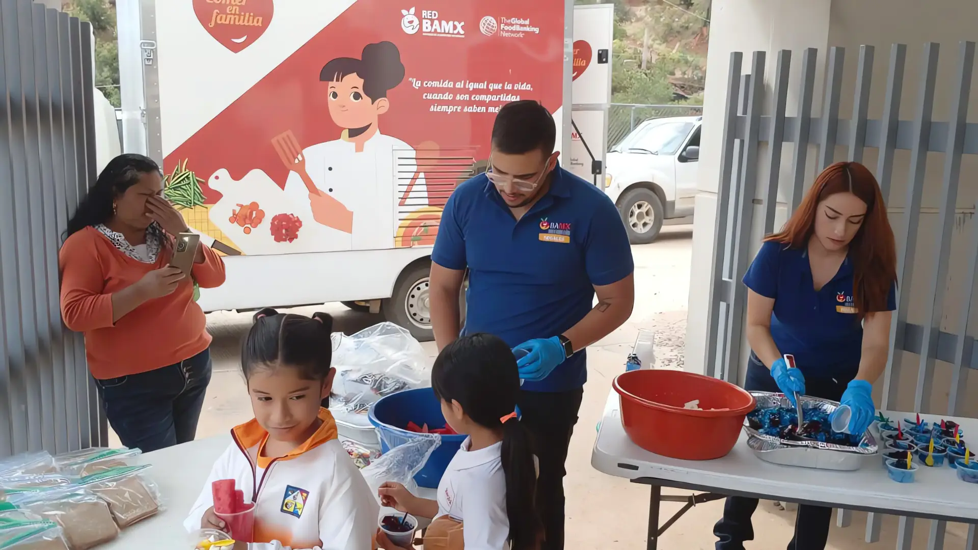 Banco de Alimentos entrega lonches escolares a primaria del Club de Leones