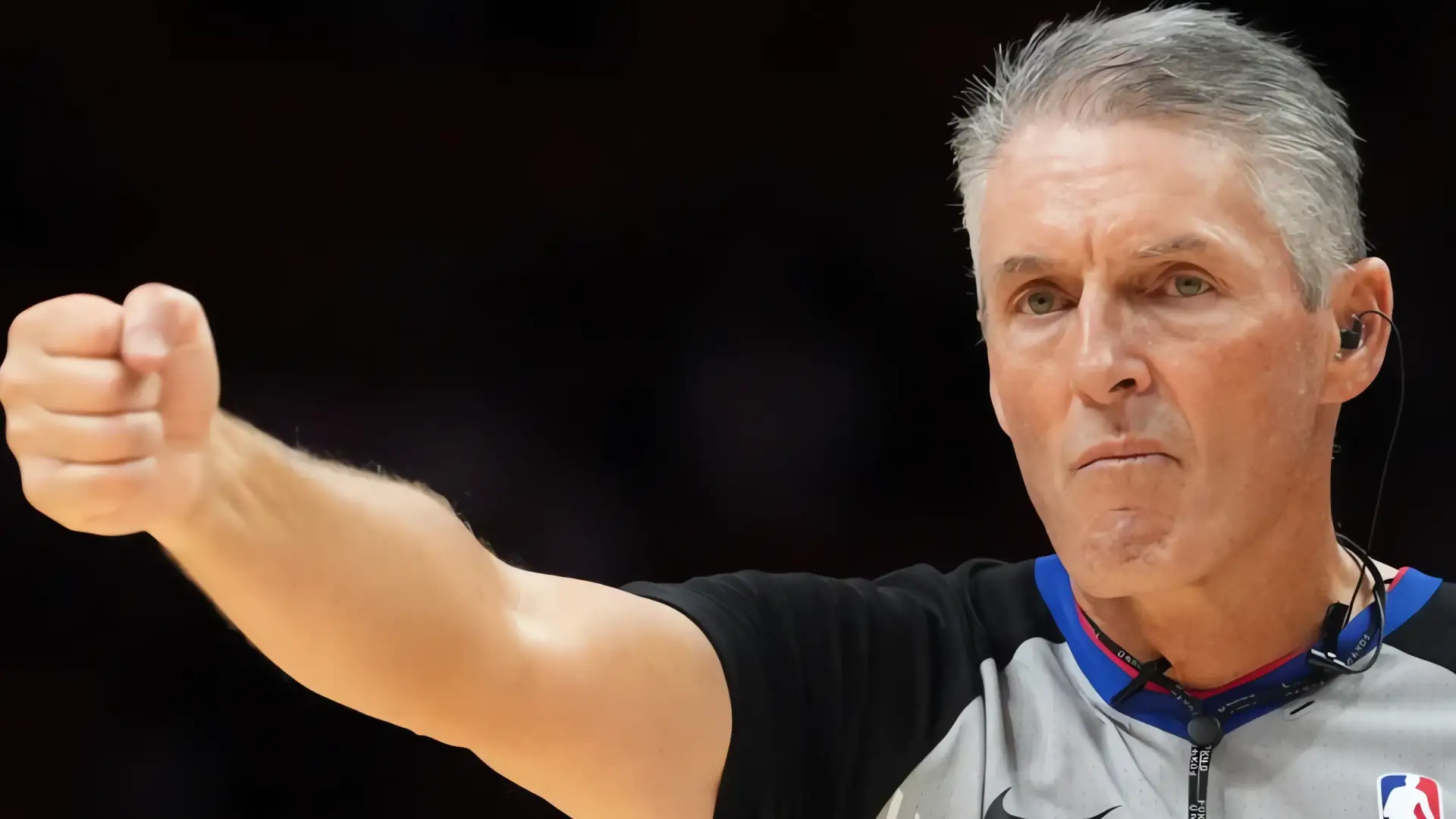 NBA equipa a árbitros con audífonos para mejorar la comunicación en tiempo real