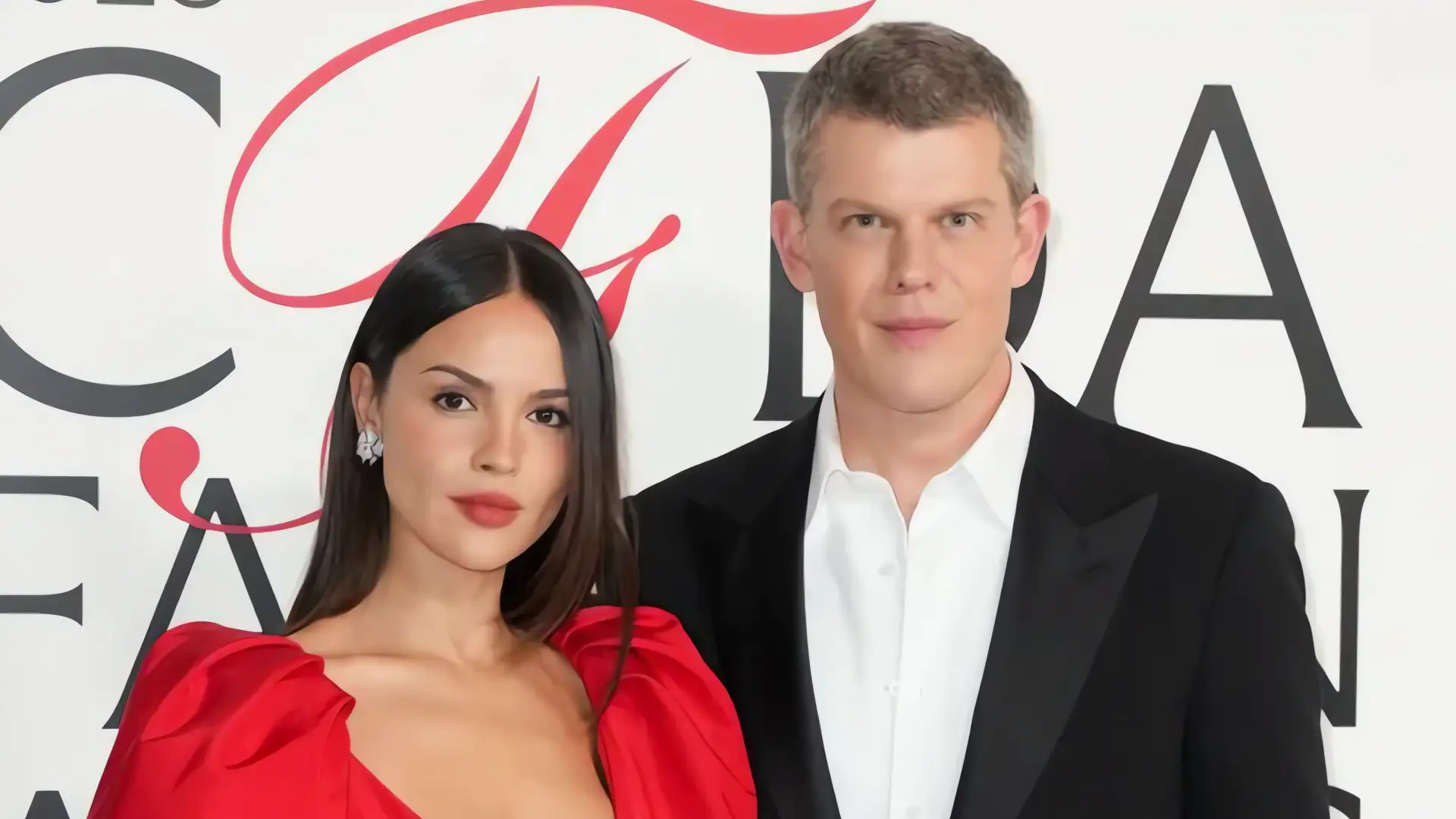 Eiza González y Dove Cameron se destacan con estilo en los CFDA Fashion Awards de Nueva York