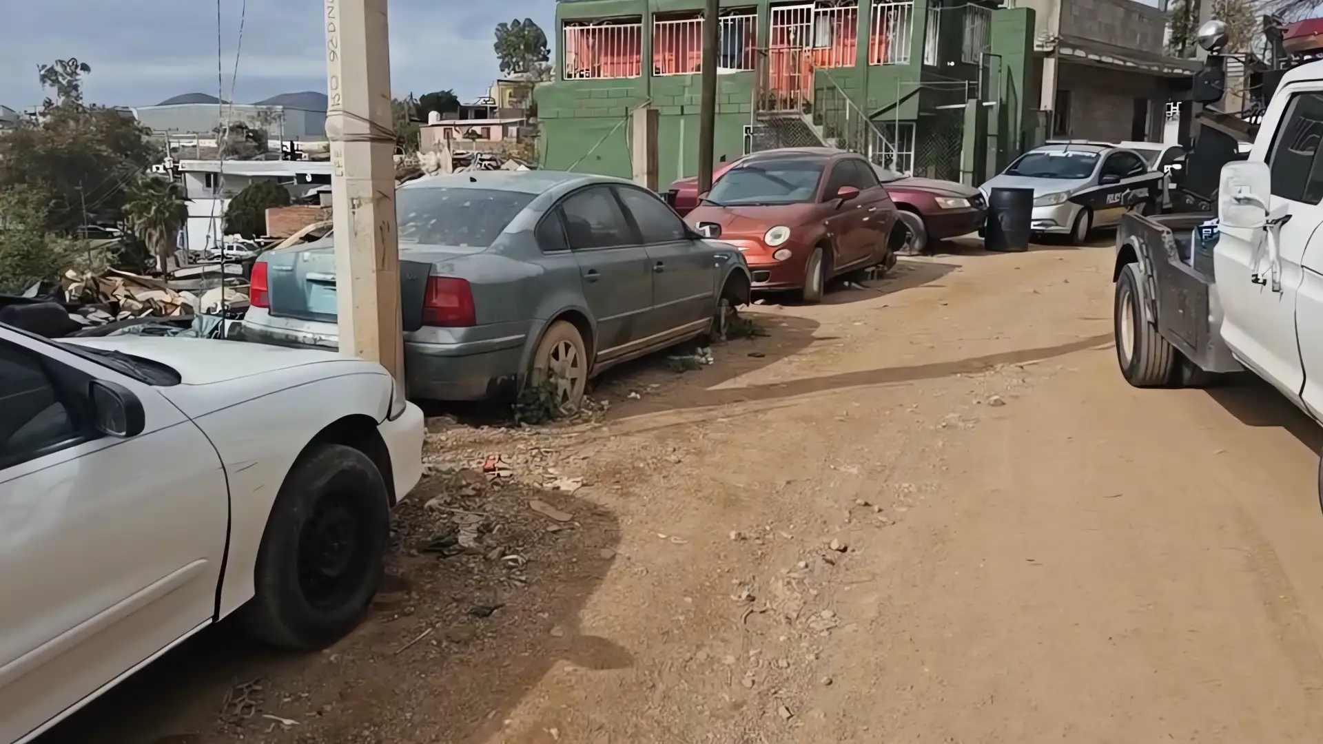 Retiran vehículos inservibles de taller ilegal en colonia Obrera