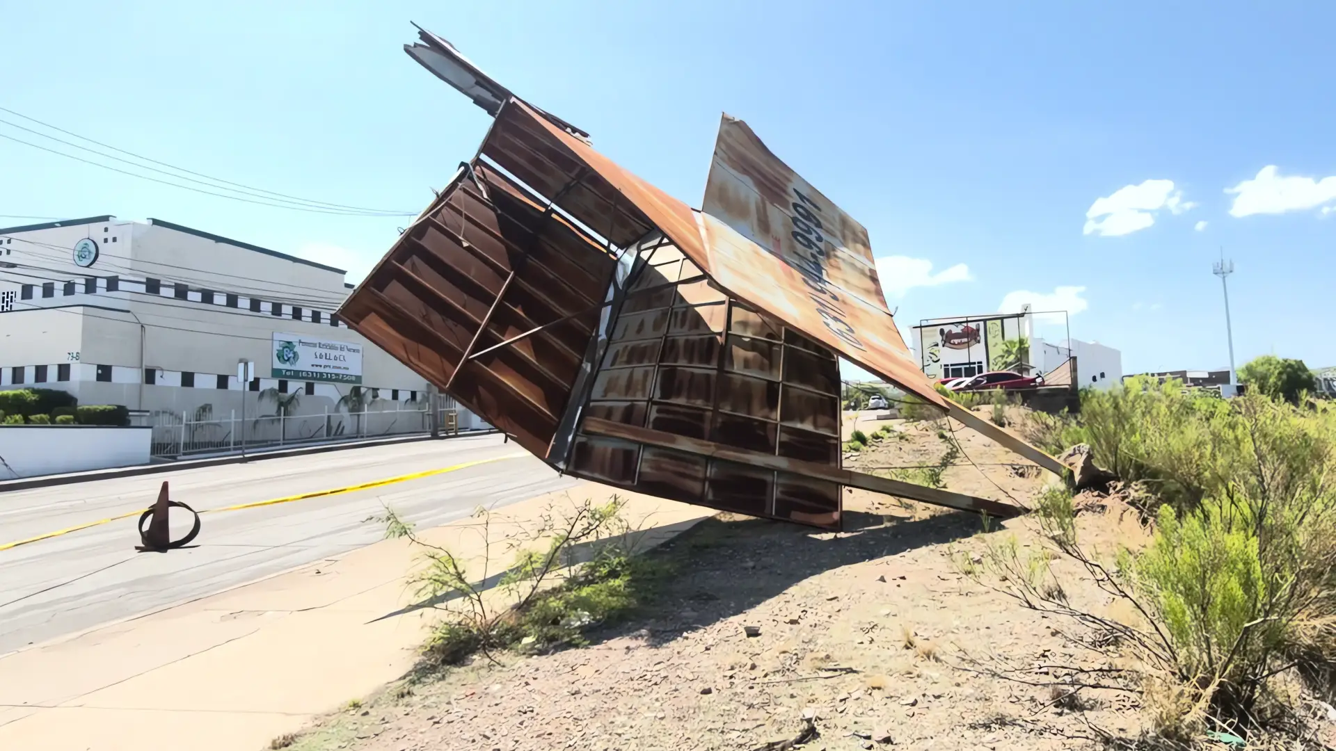 Fuertes vientos derriban estructura en bulevar 2000 de Nogales; sin heridos