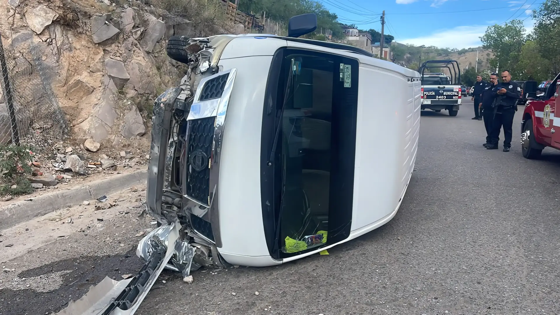 Conductor de van se salva sin heridas tras volcadura en San Juan Sur