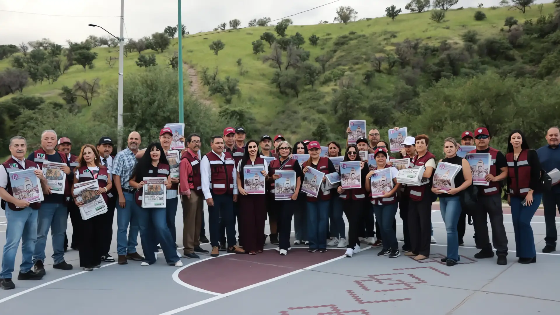 Comparte Angélica Burgos información de Morena en las colonias