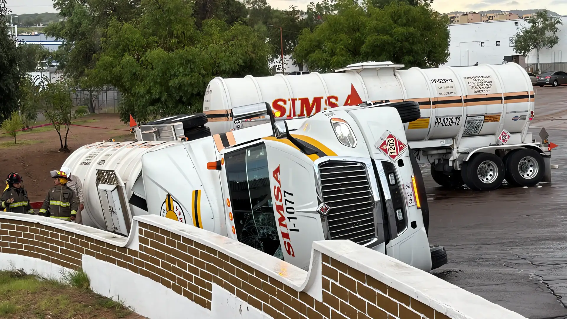 Tráiler con 62 mil litros de gasolina se volca en parque industrial y provoca grave derrame